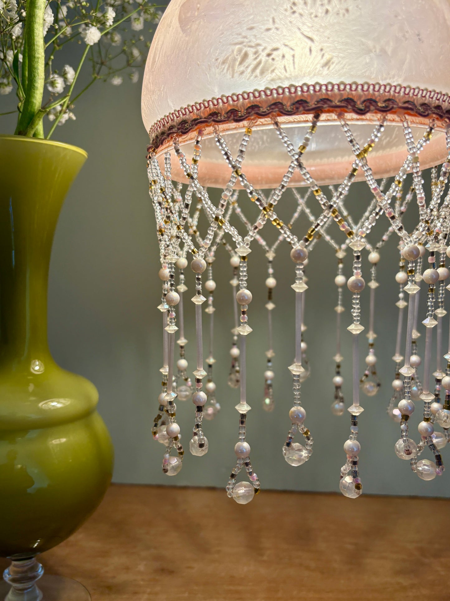 Suspension globe vintage en verre et perles de rocaille