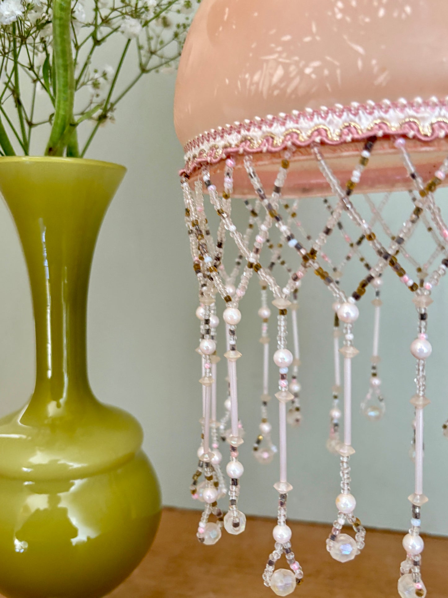 Suspension globe vintage en verre et perles de rocaille