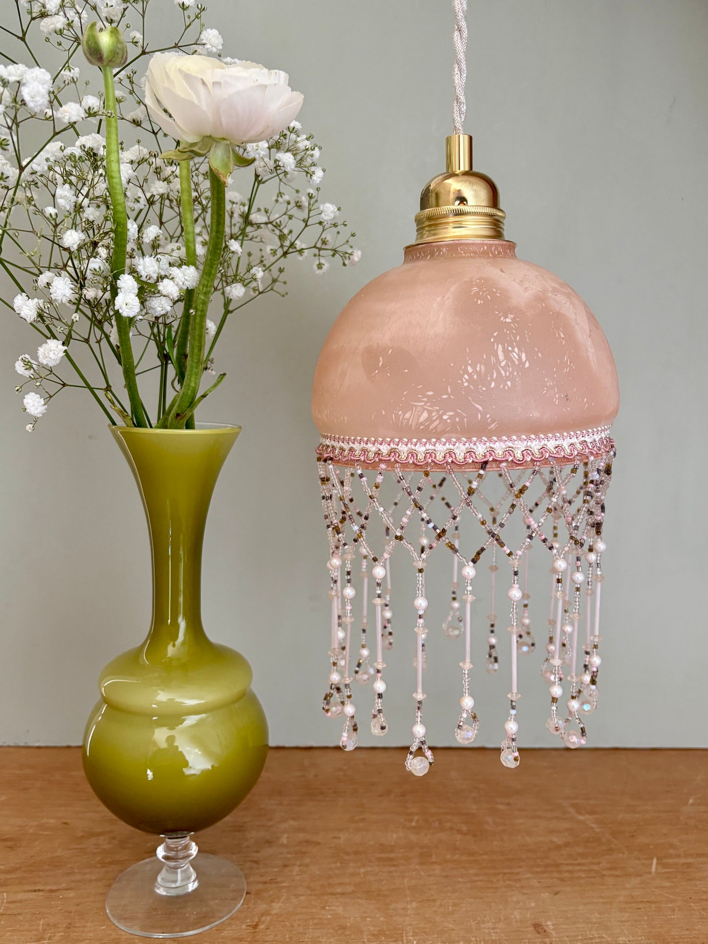 Suspension globe vintage en verre et perles de rocaille