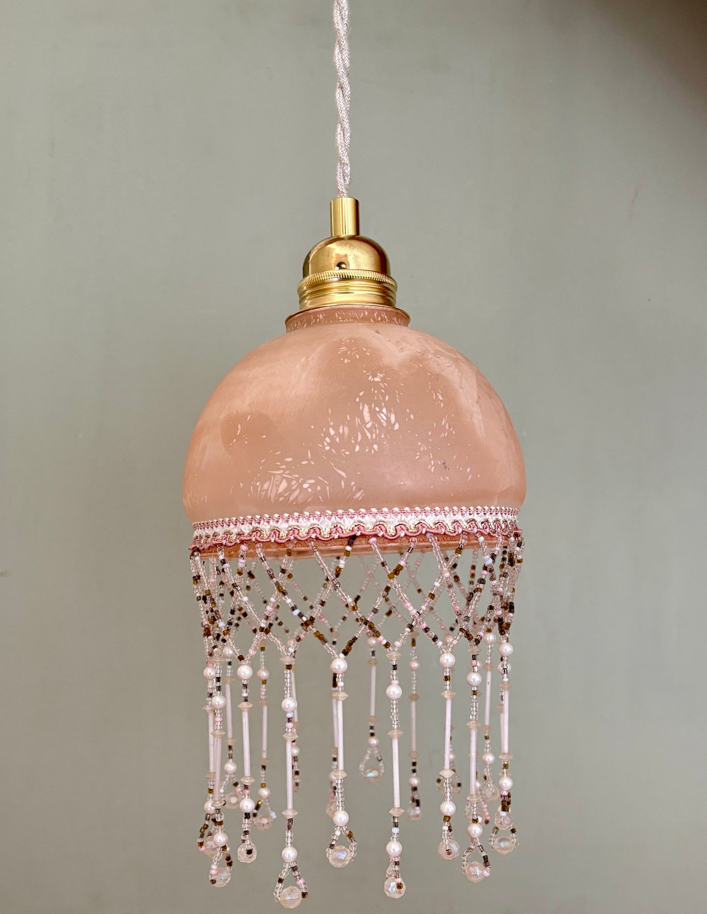 Suspension globe vintage en verre et perles de rocaille