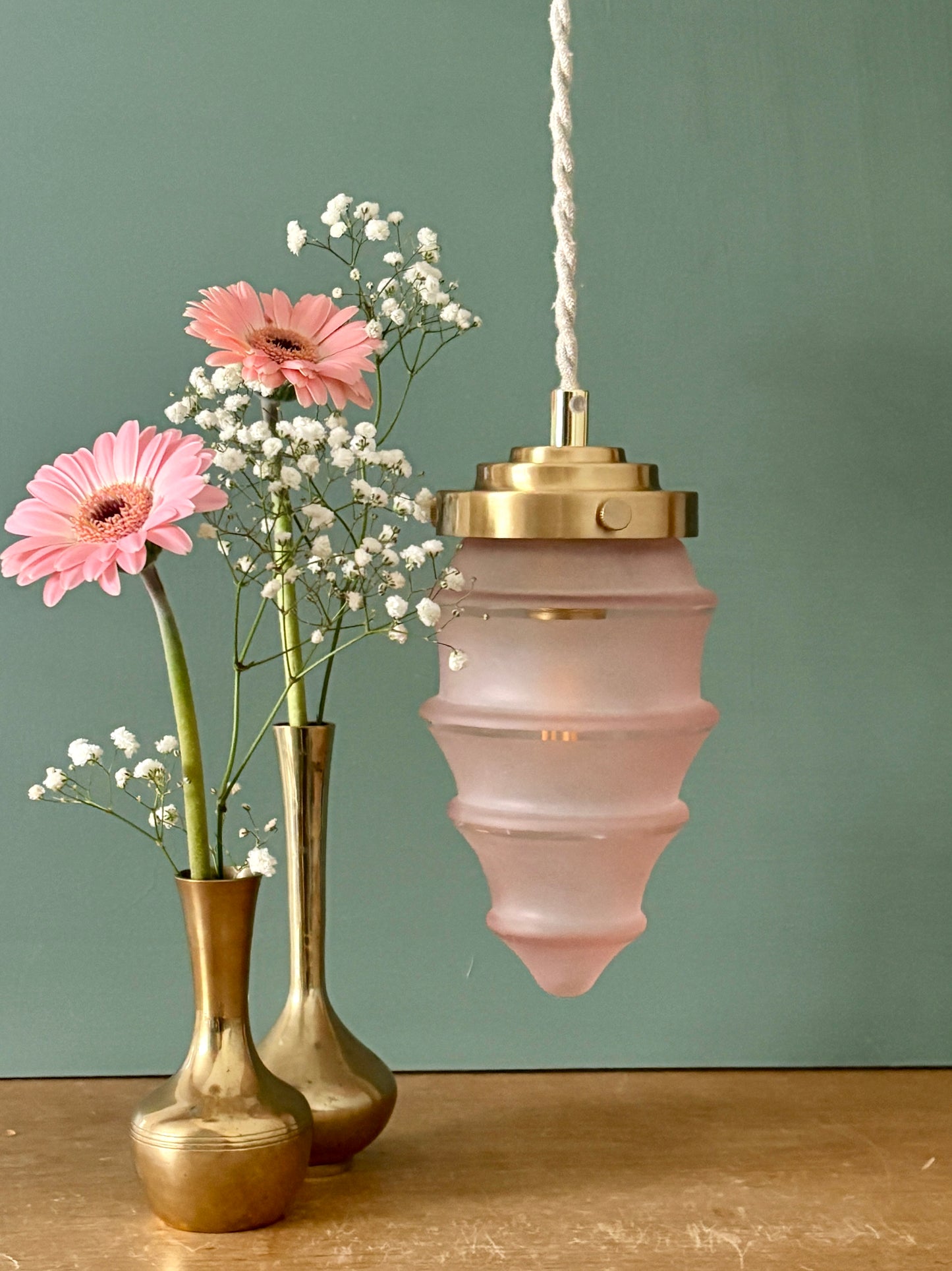 Suspension globe vintage en verre rose dépoli