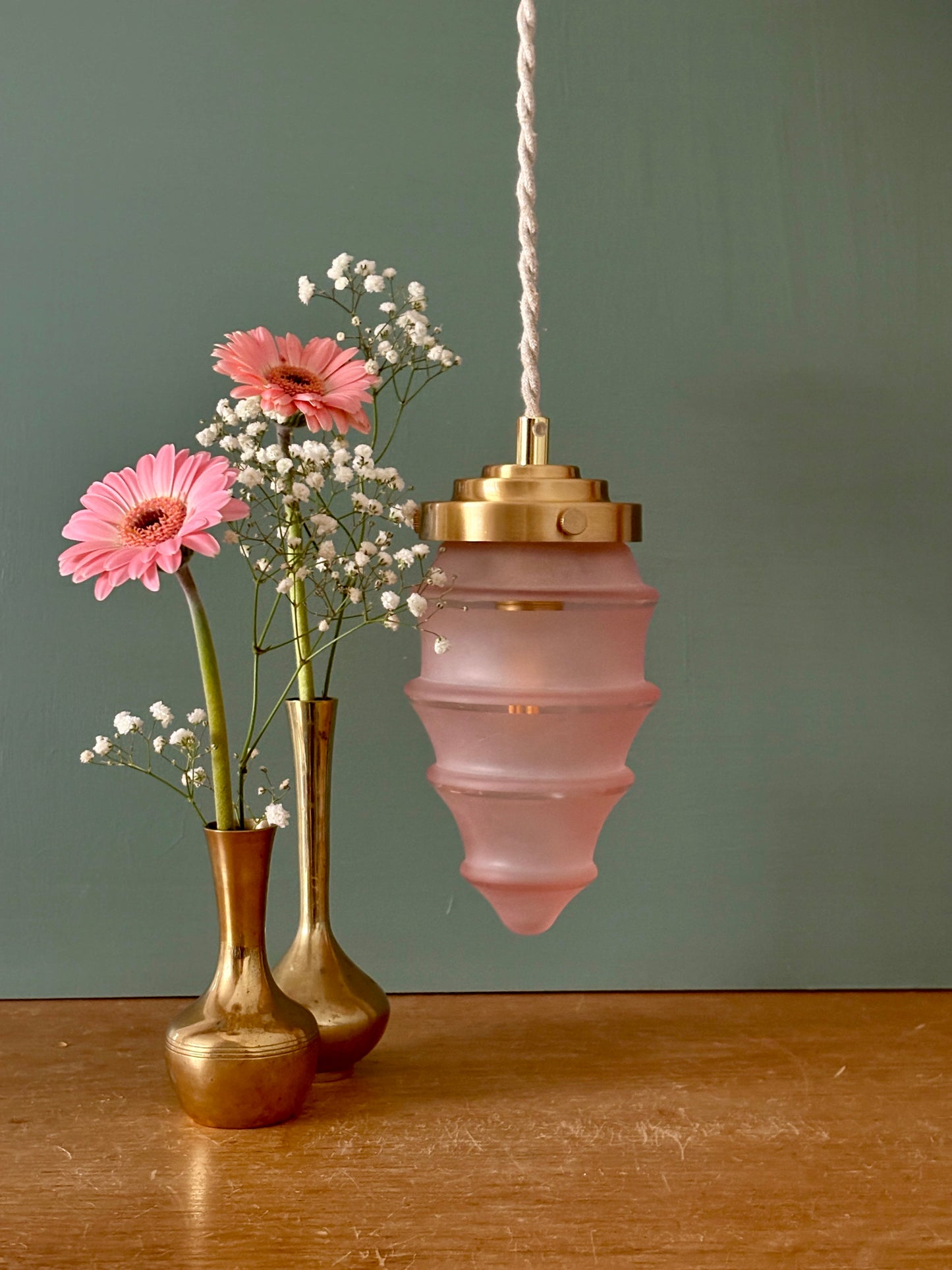 Suspension globe vintage en verre rose dépoli
