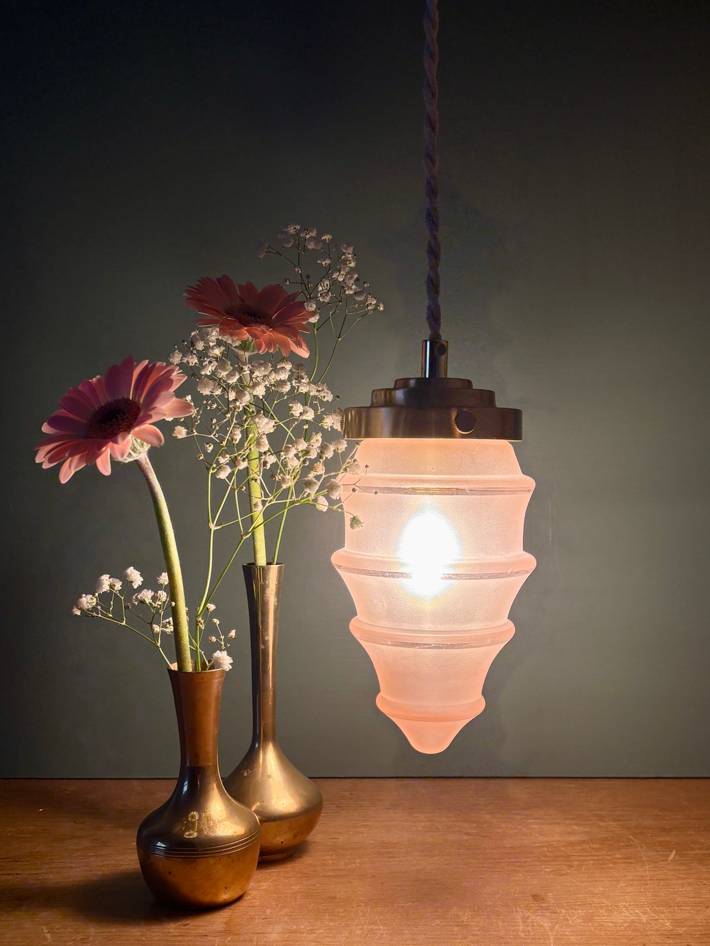 Suspension globe vintage en verre rose dépoli