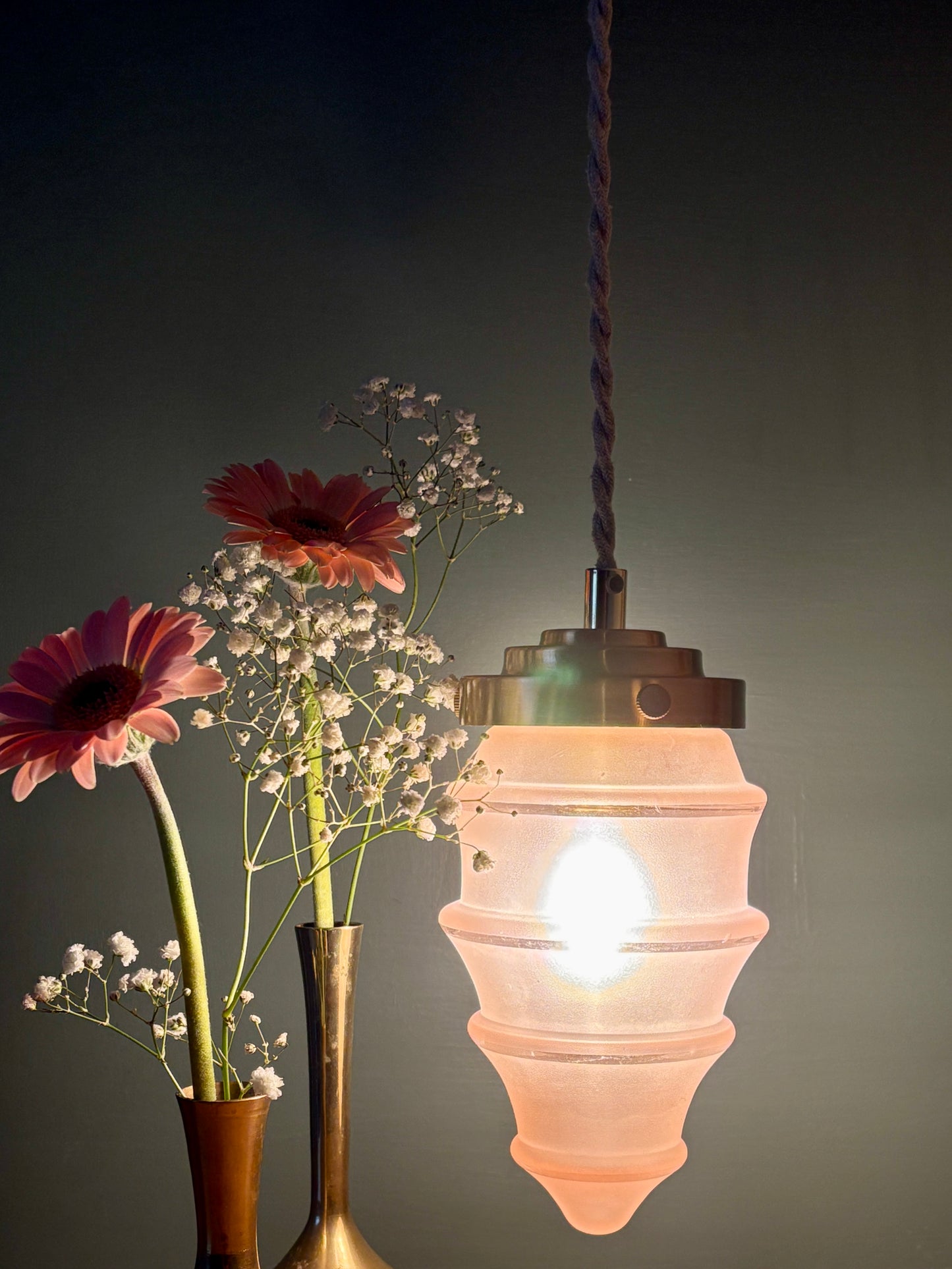 Suspension globe vintage en verre rose dépoli