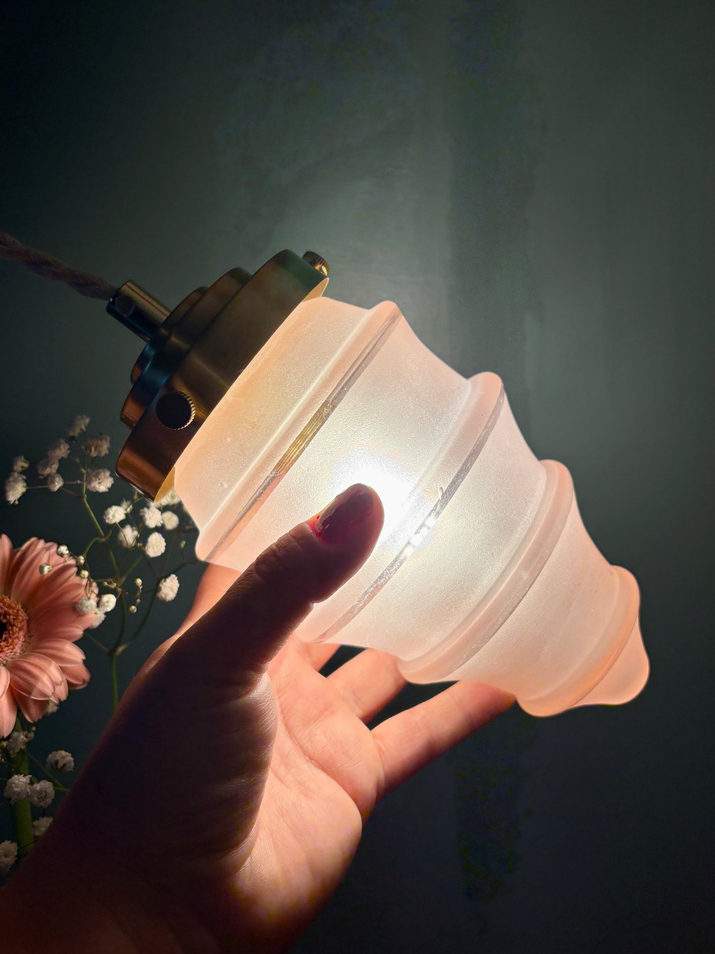 Suspension globe vintage en verre rose dépoli