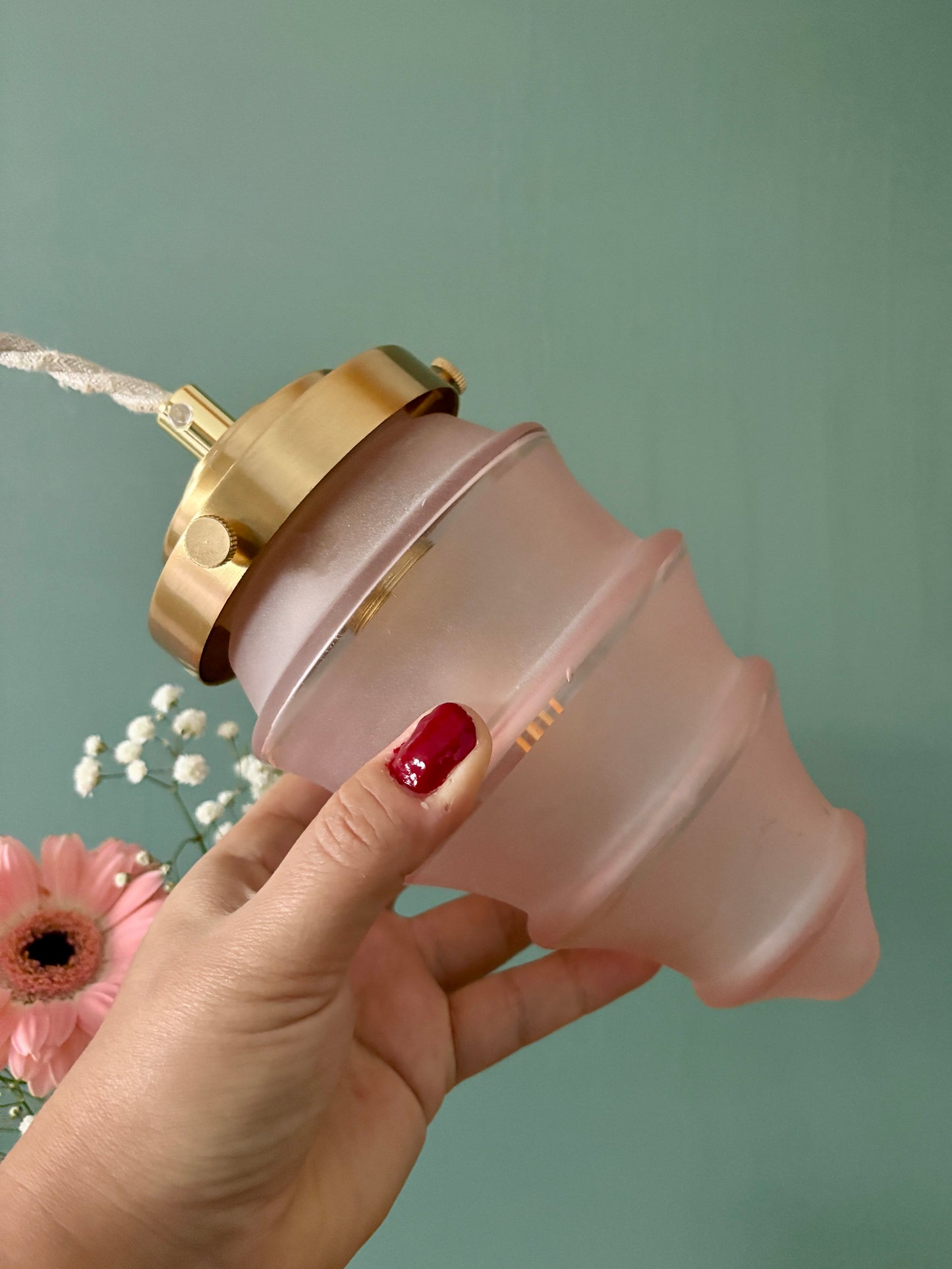 Suspension globe vintage en verre rose dépoli