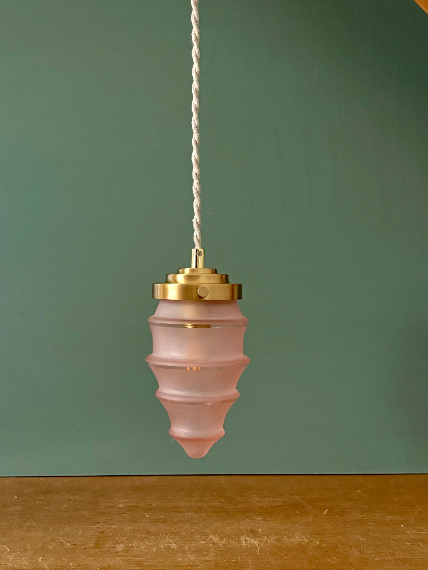 Suspension globe vintage en verre rose dépoli