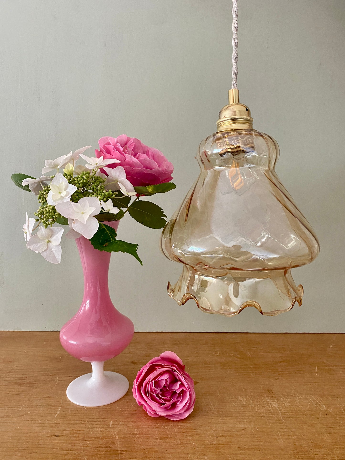 Suspension globe vintage en verre ambré