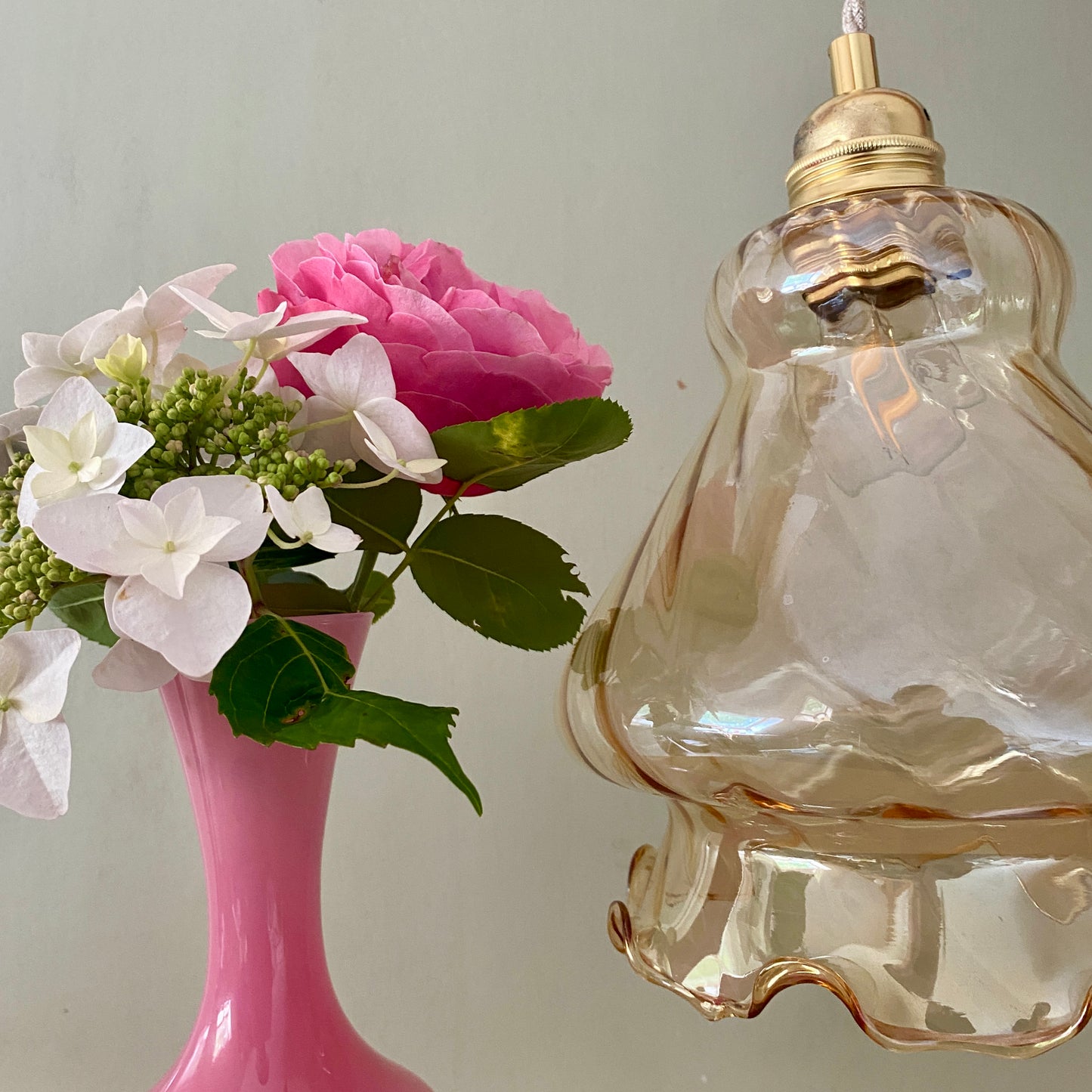 Suspension globe vintage en verre ambré