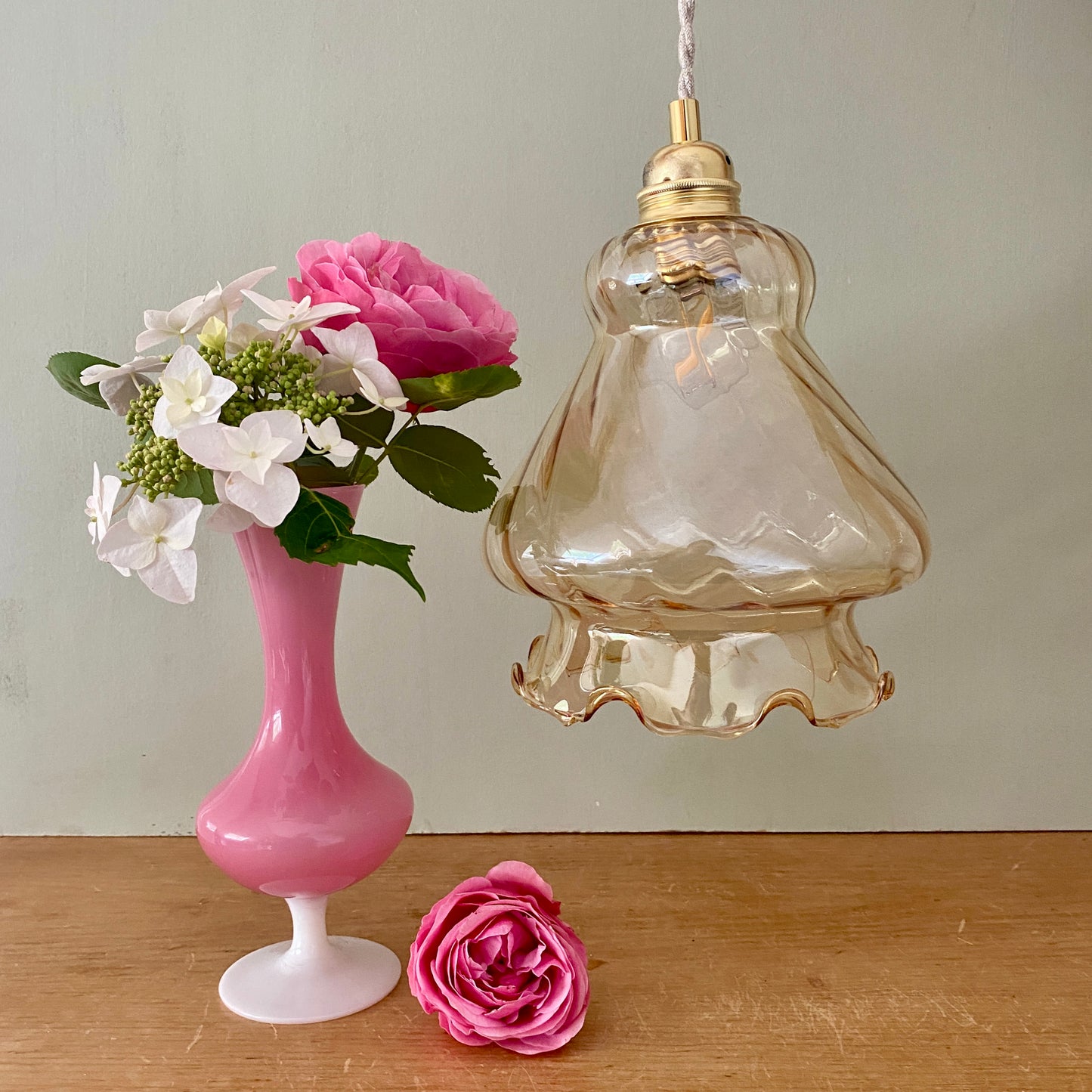 Suspension globe vintage en verre ambré