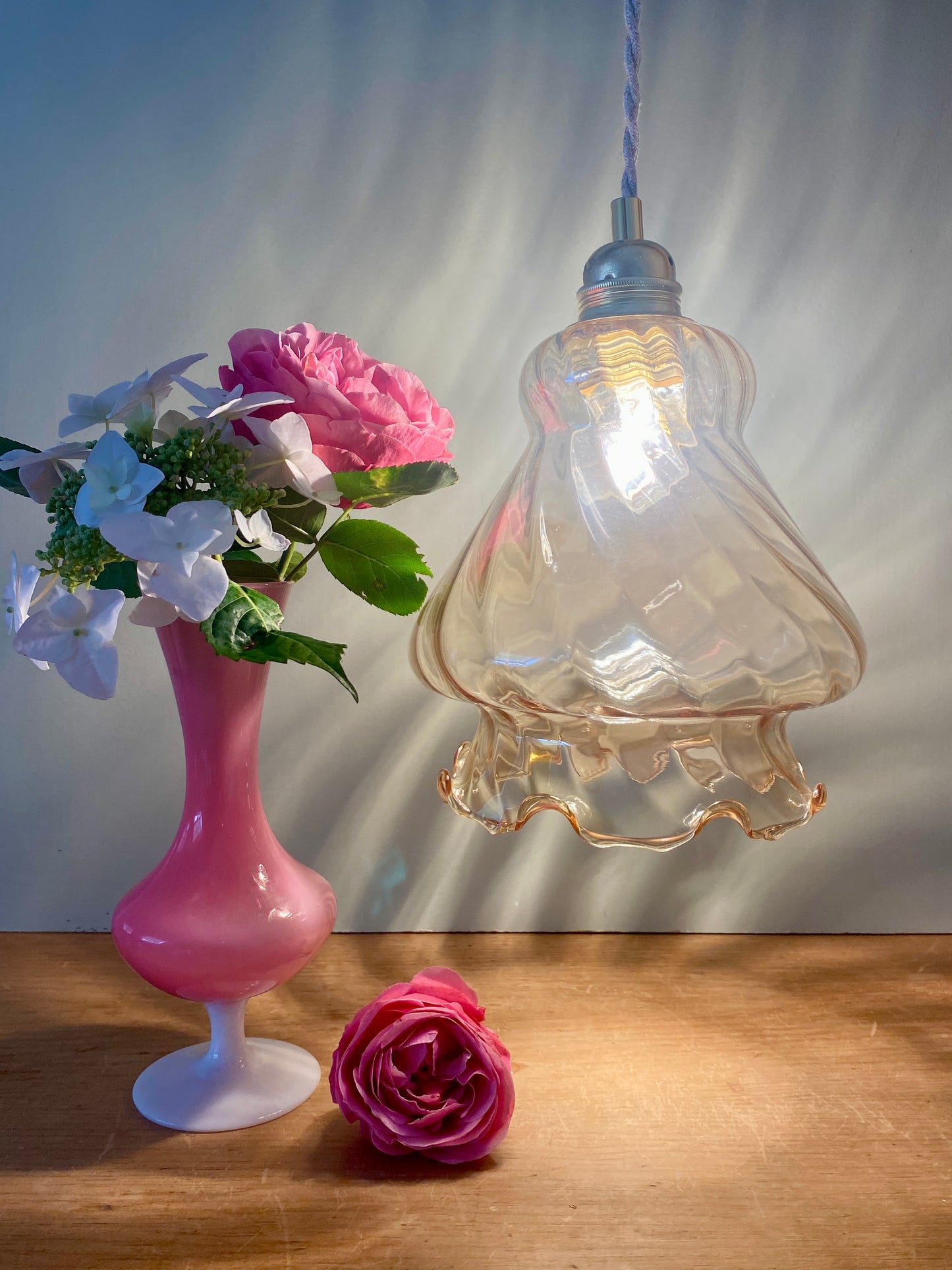 Suspension globe vintage en verre ambré