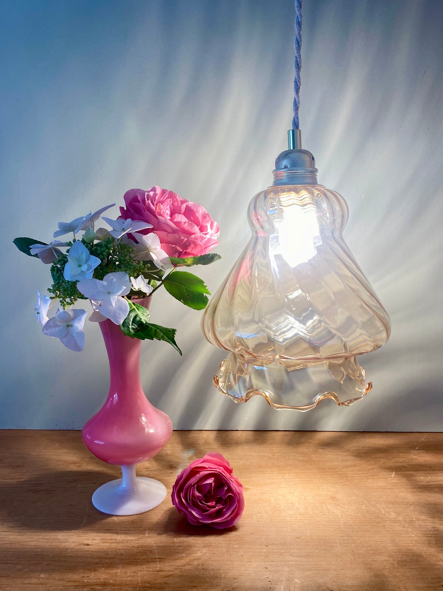 Suspension globe vintage en verre ambré