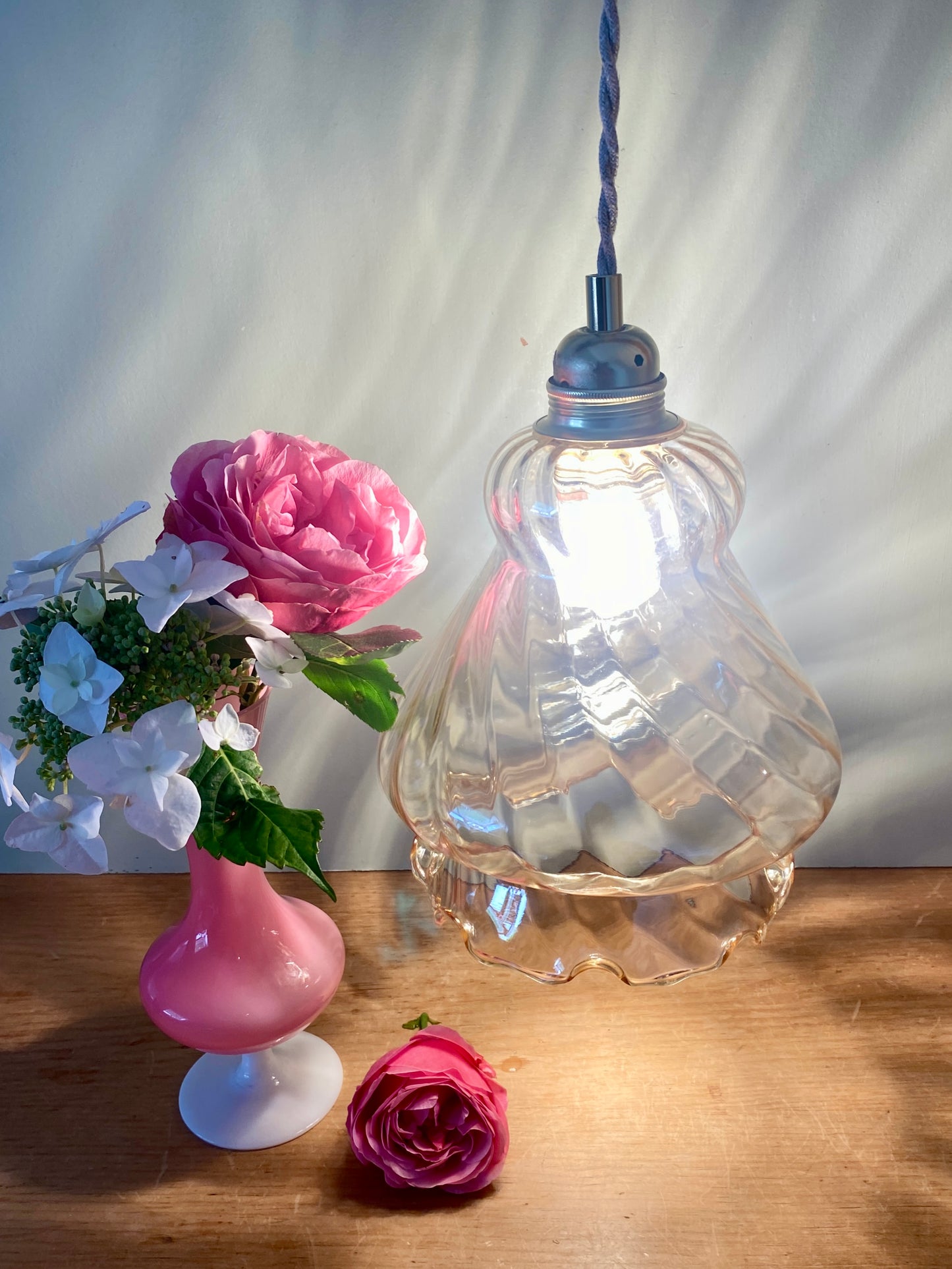 Suspension globe vintage en verre ambré