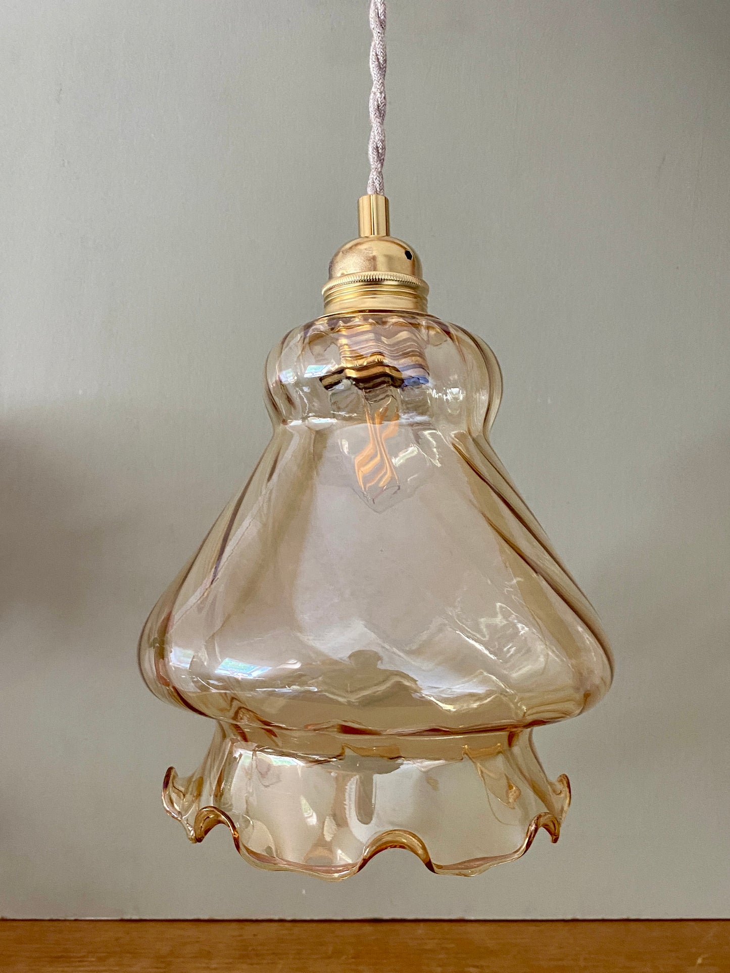 Suspension globe vintage en verre ambré