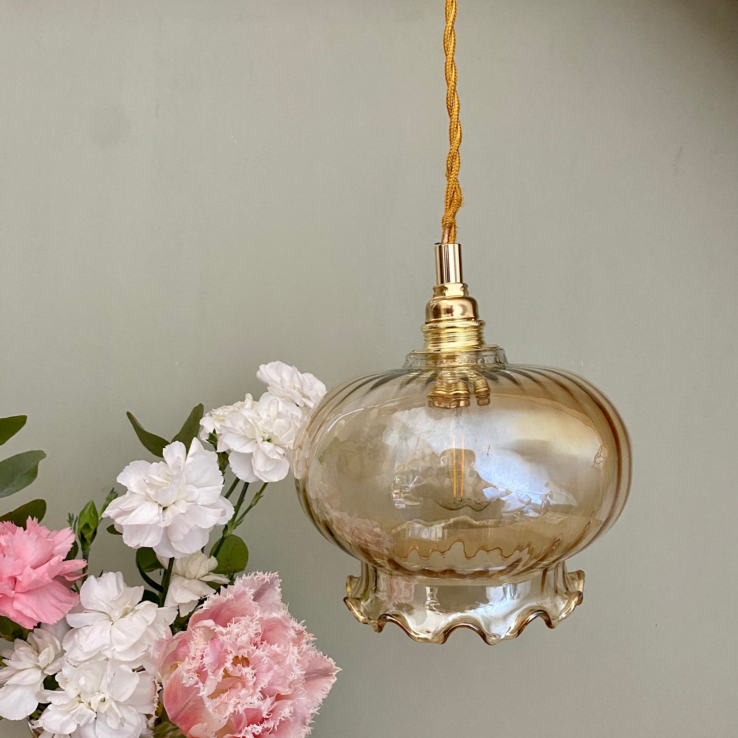 Suspension globe vintage en verre ambré