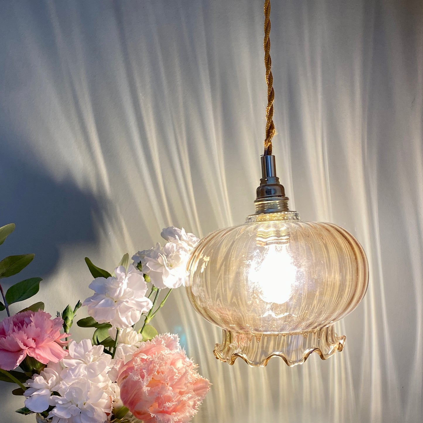 Suspension globe vintage en verre ambré