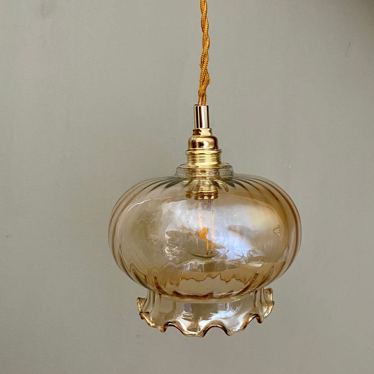 Suspension globe vintage en verre ambré