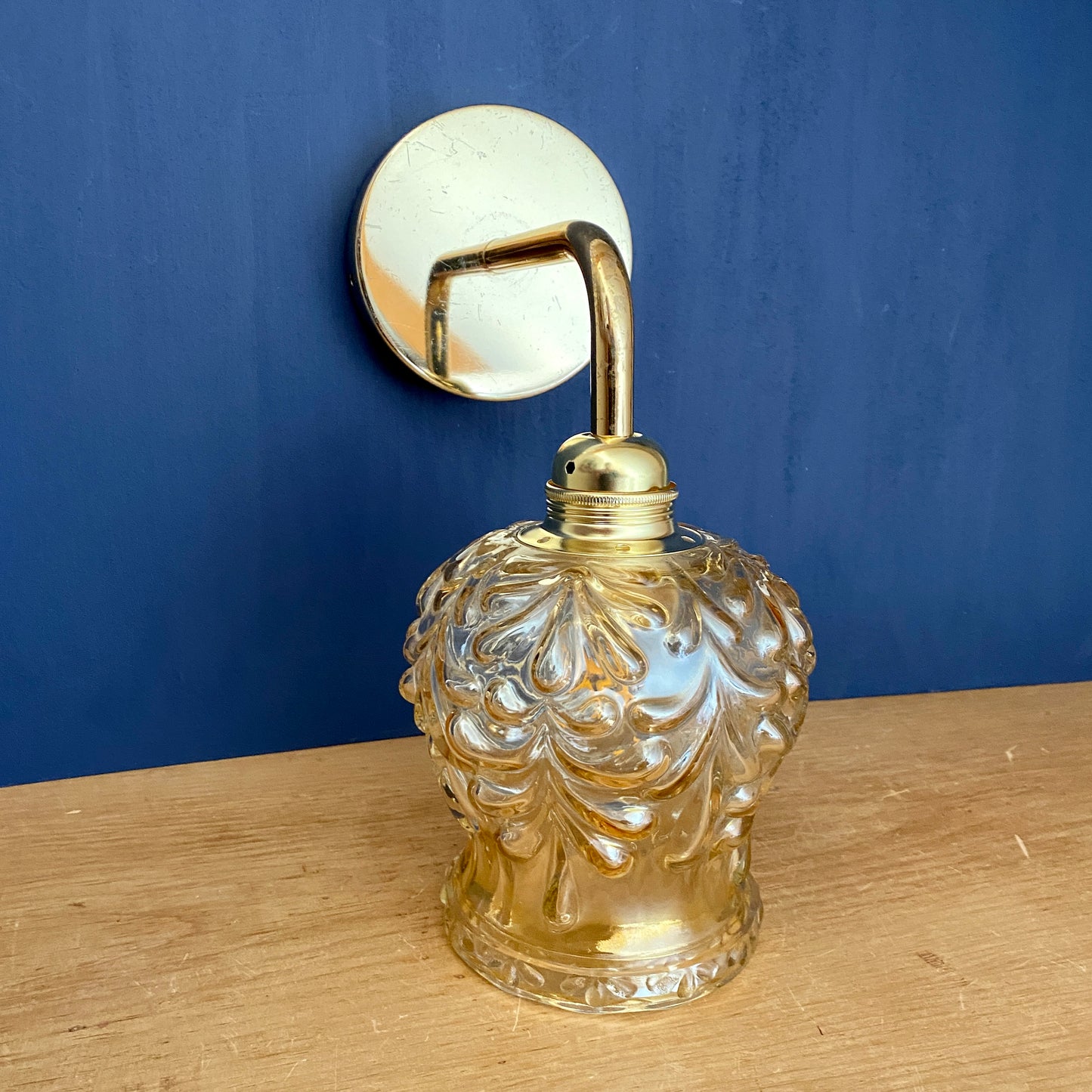 Applique murale globe vintage en verre moulé ambré