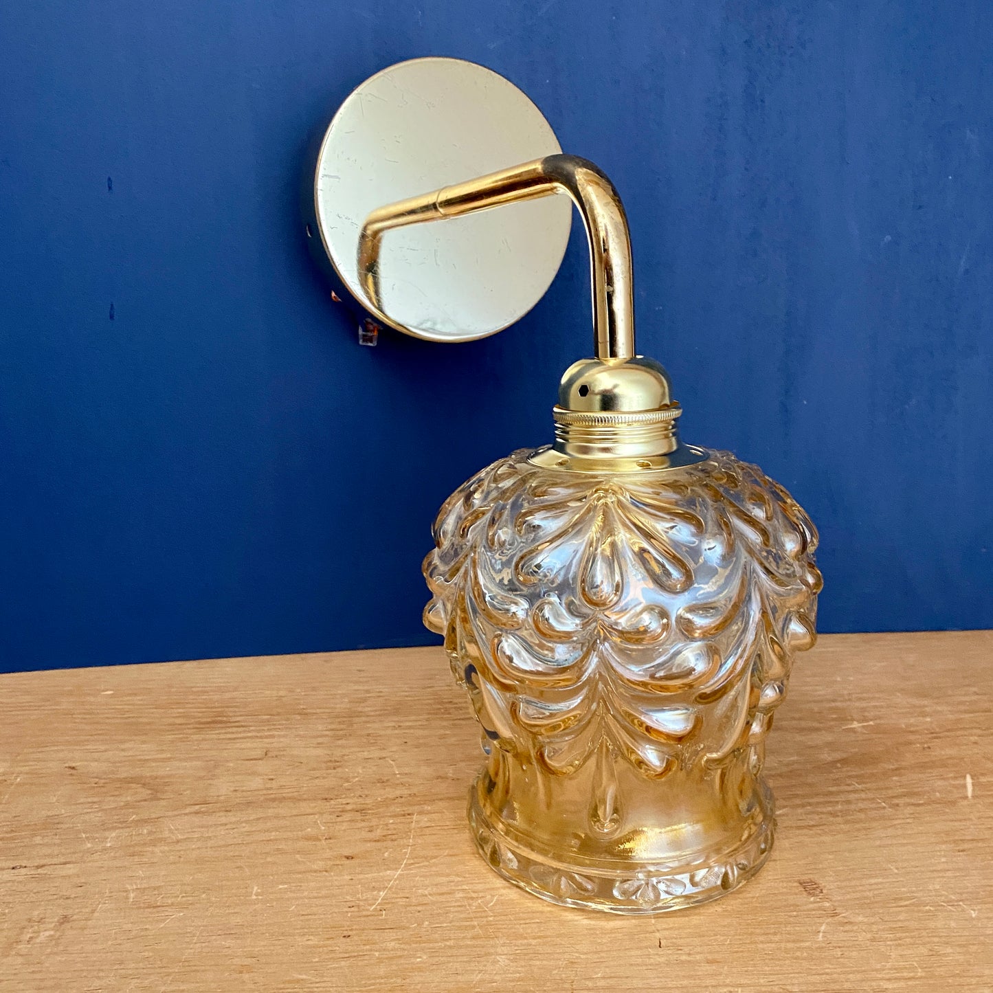 Applique murale globe vintage en verre moulé ambré