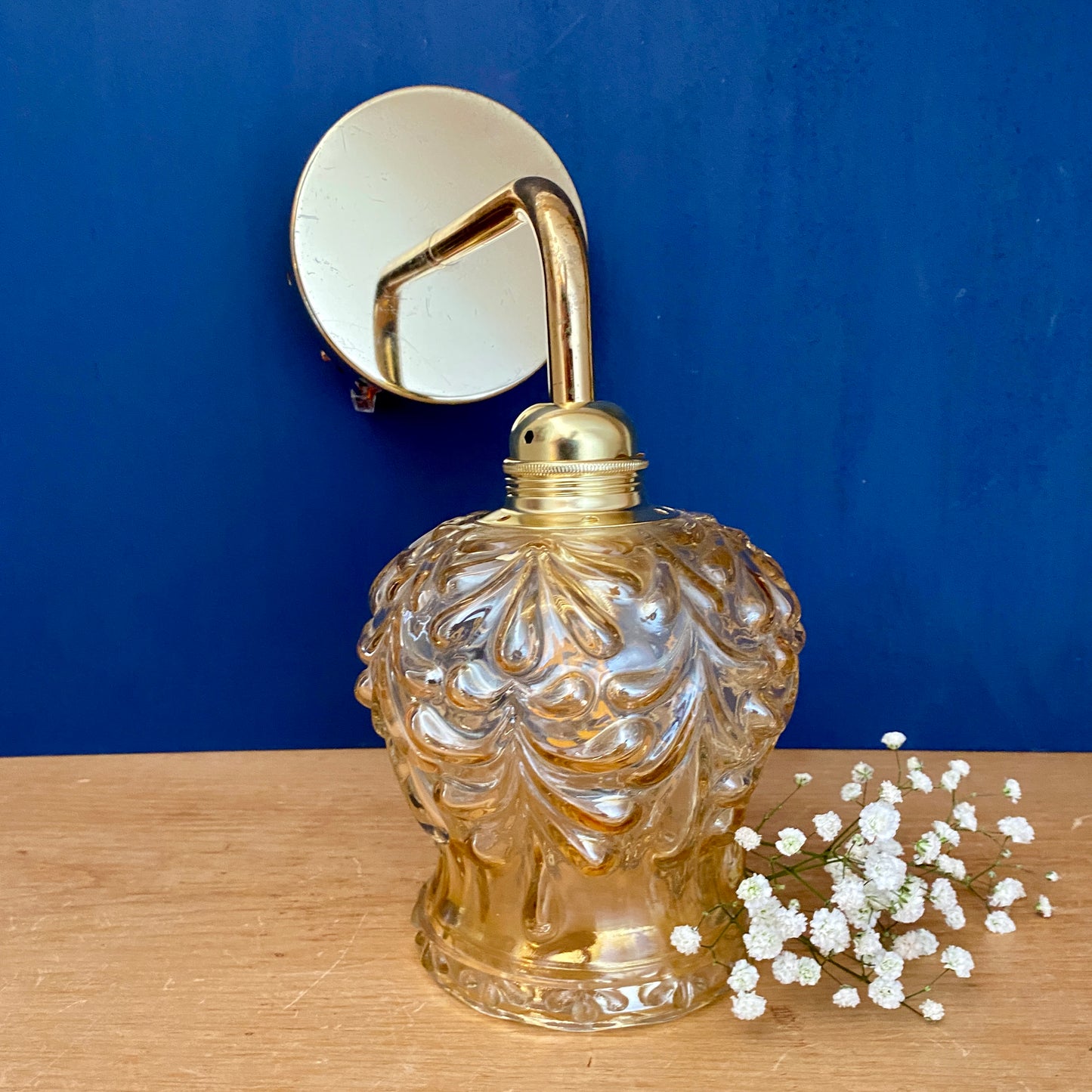 Applique murale globe vintage en verre moulé ambré