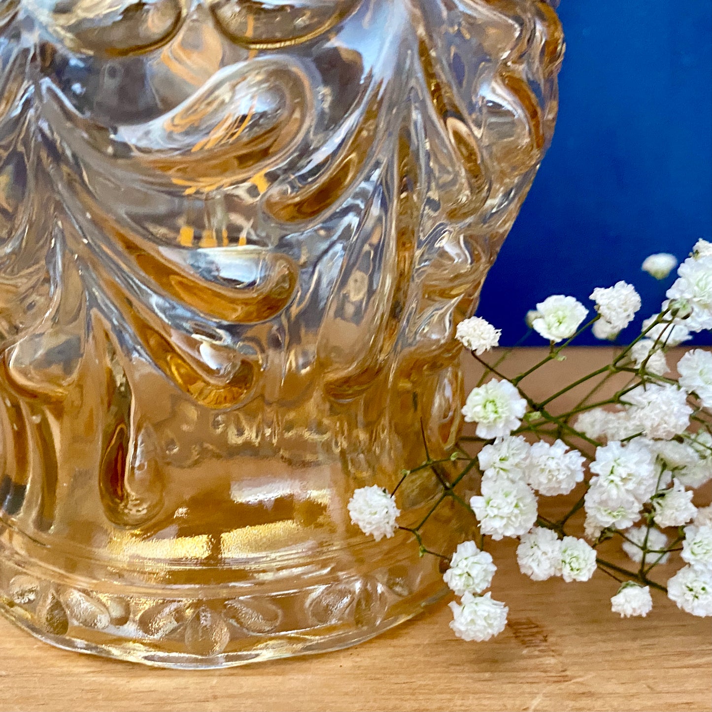 Applique murale globe vintage en verre moulé ambré