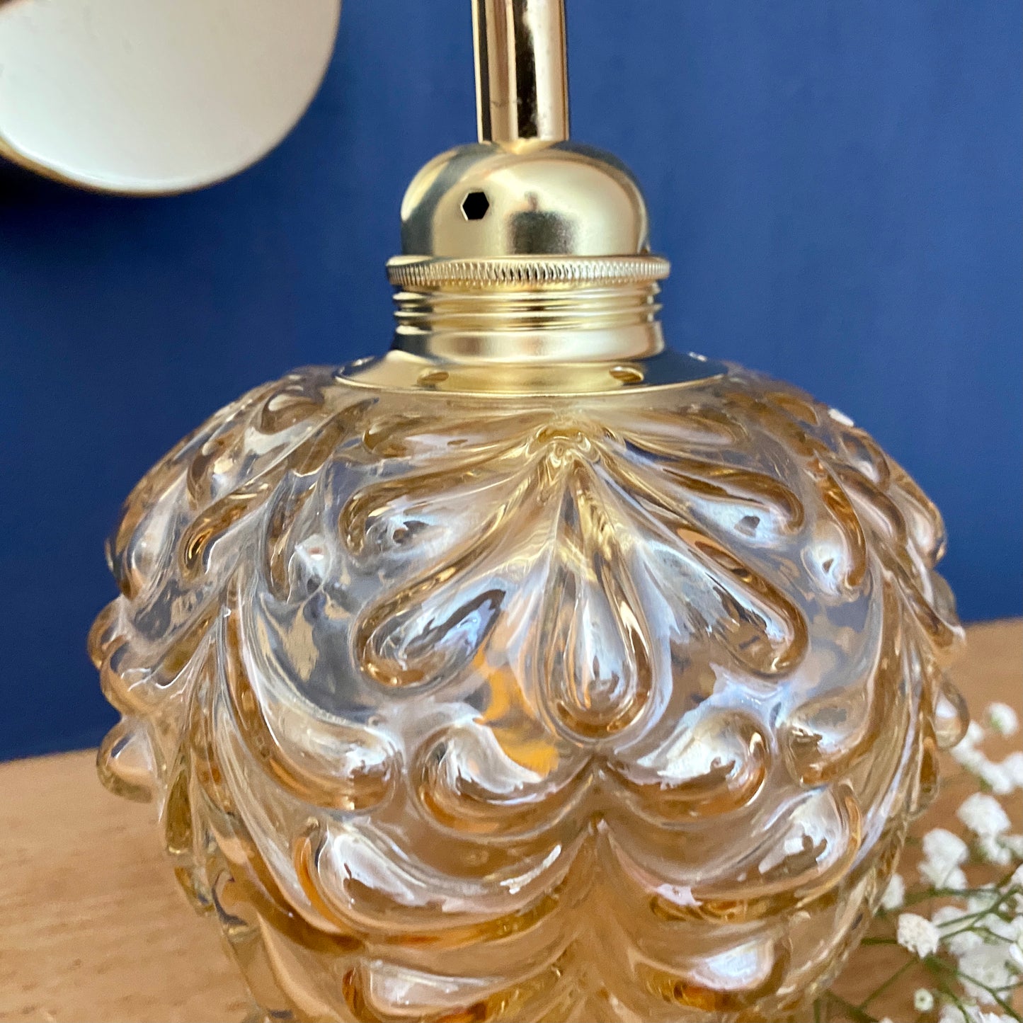 Applique murale globe vintage en verre moulé ambré