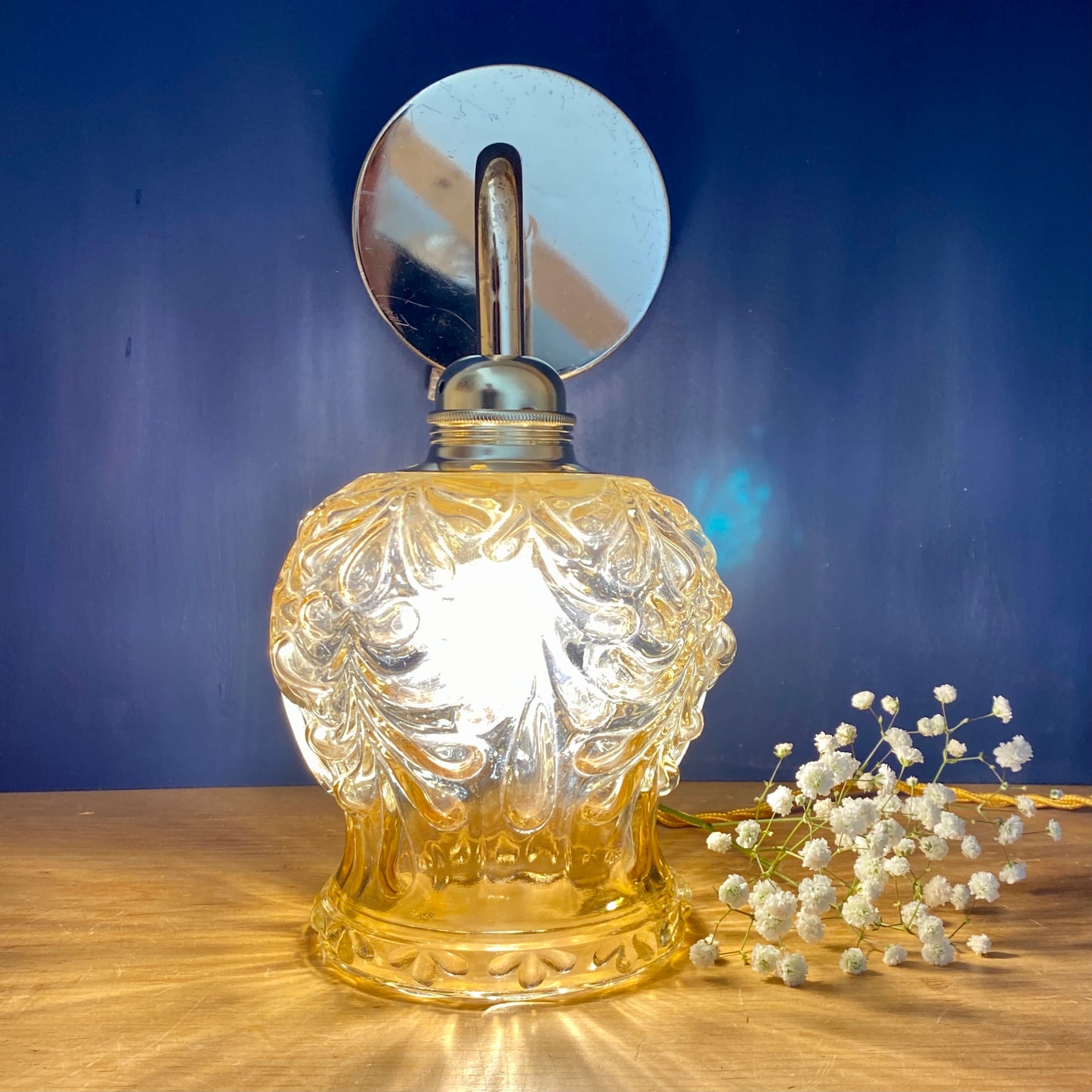 Applique murale globe vintage en verre moulé ambré