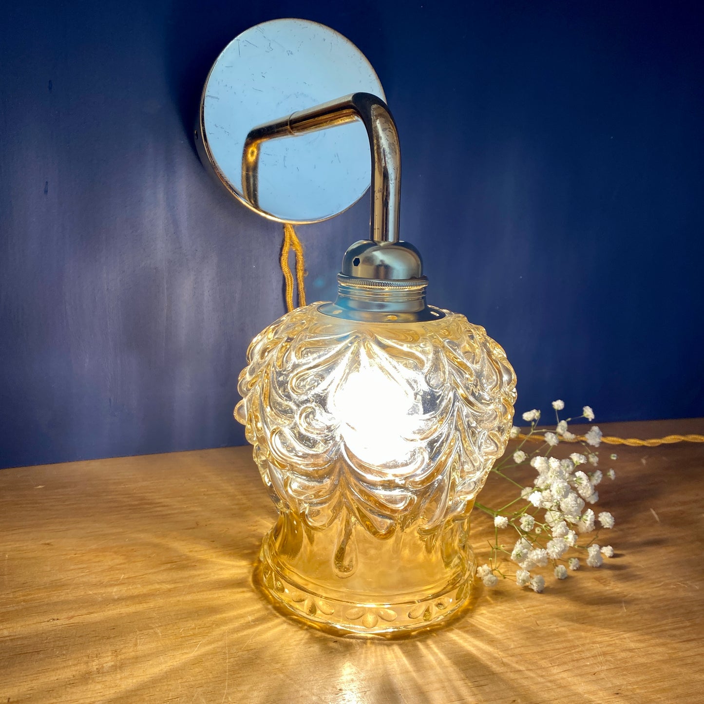 Applique murale globe vintage en verre moulé ambré