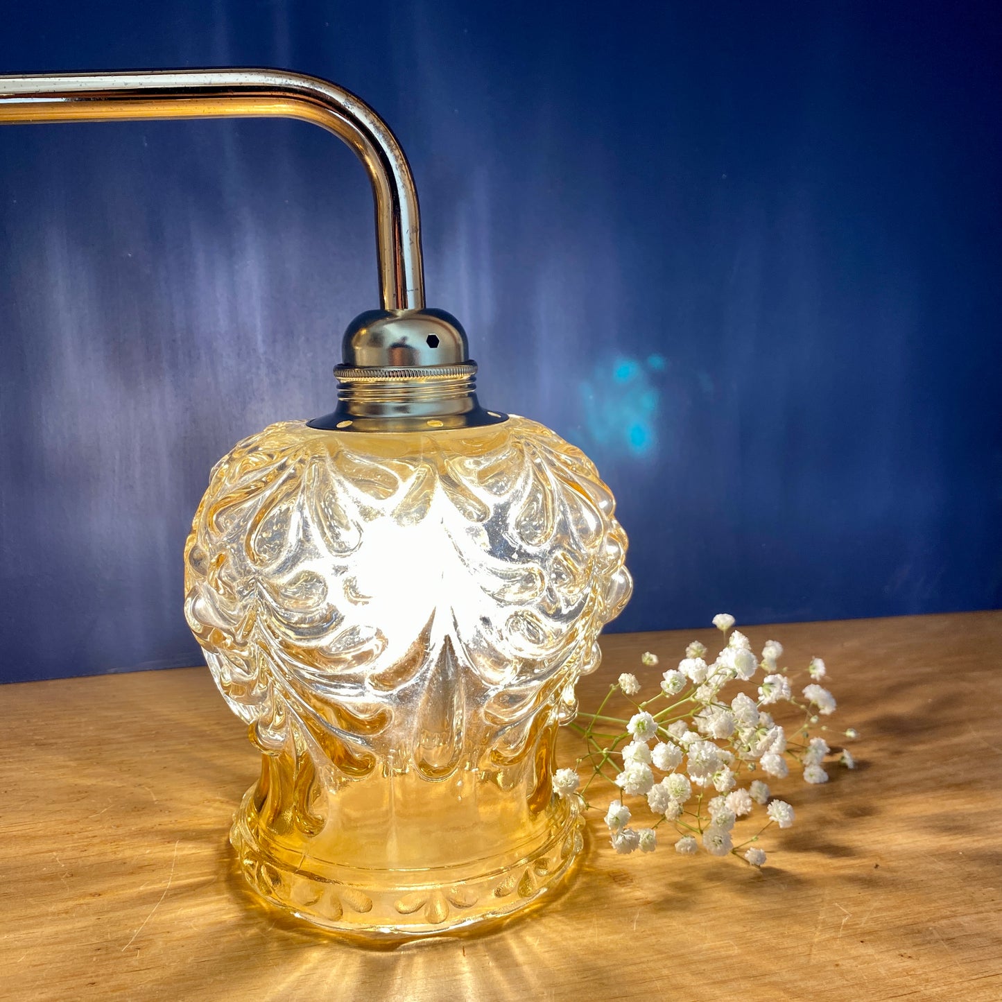 Applique murale globe vintage en verre moulé ambré