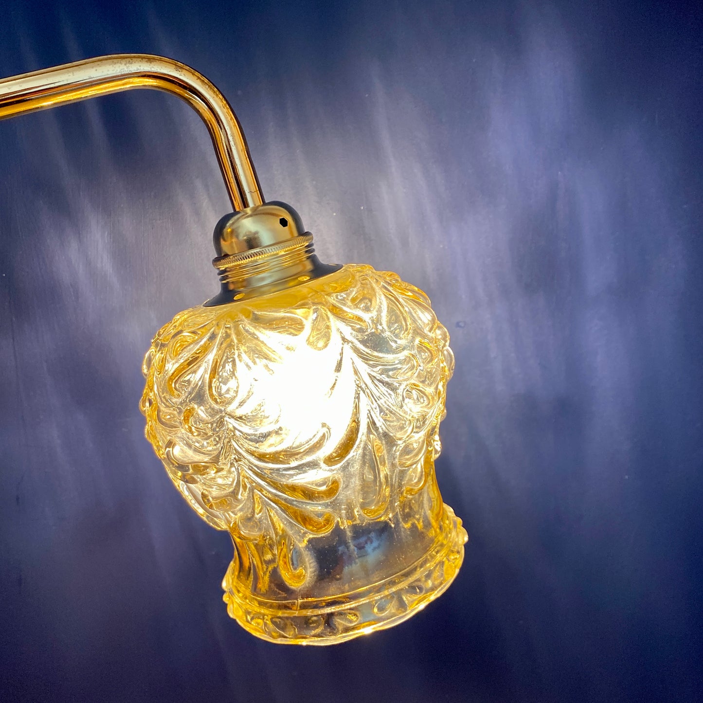 Applique murale globe vintage en verre moulé ambré