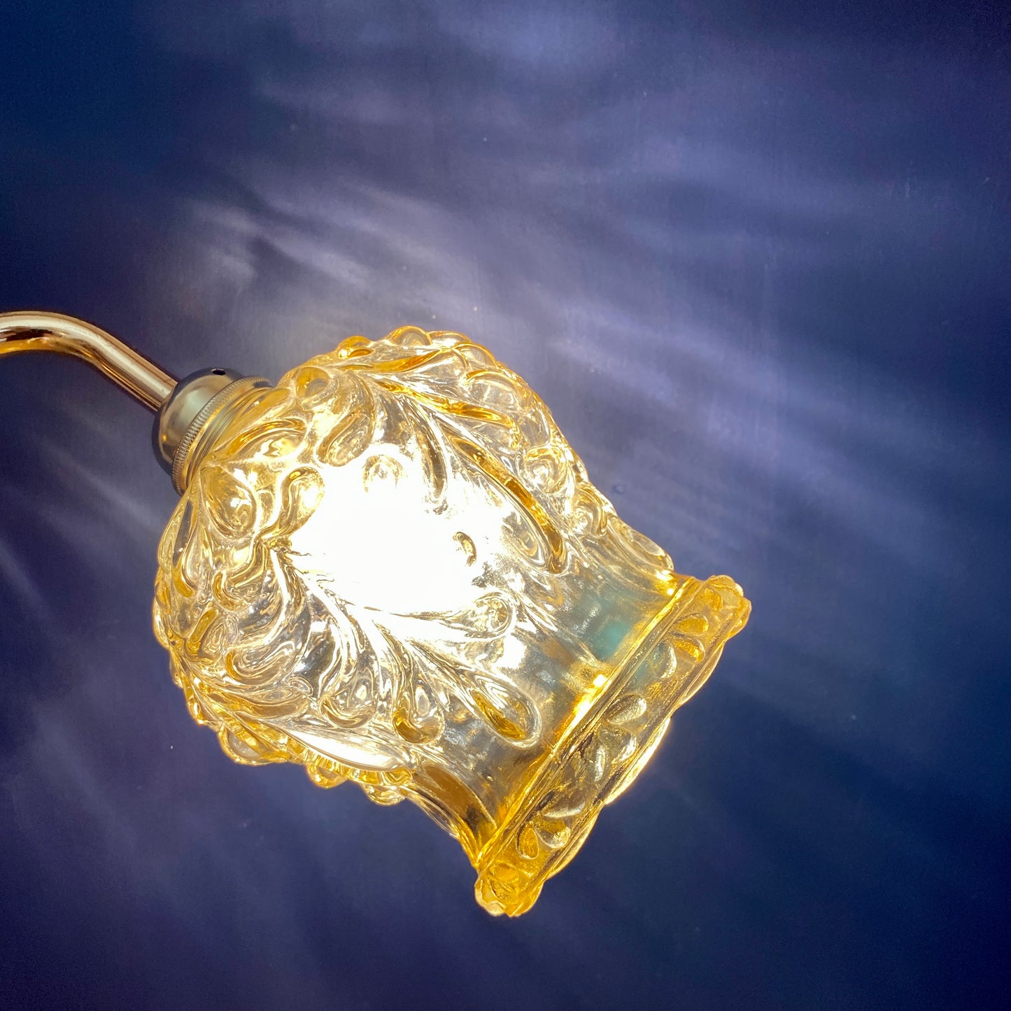 Applique murale globe vintage en verre moulé ambré