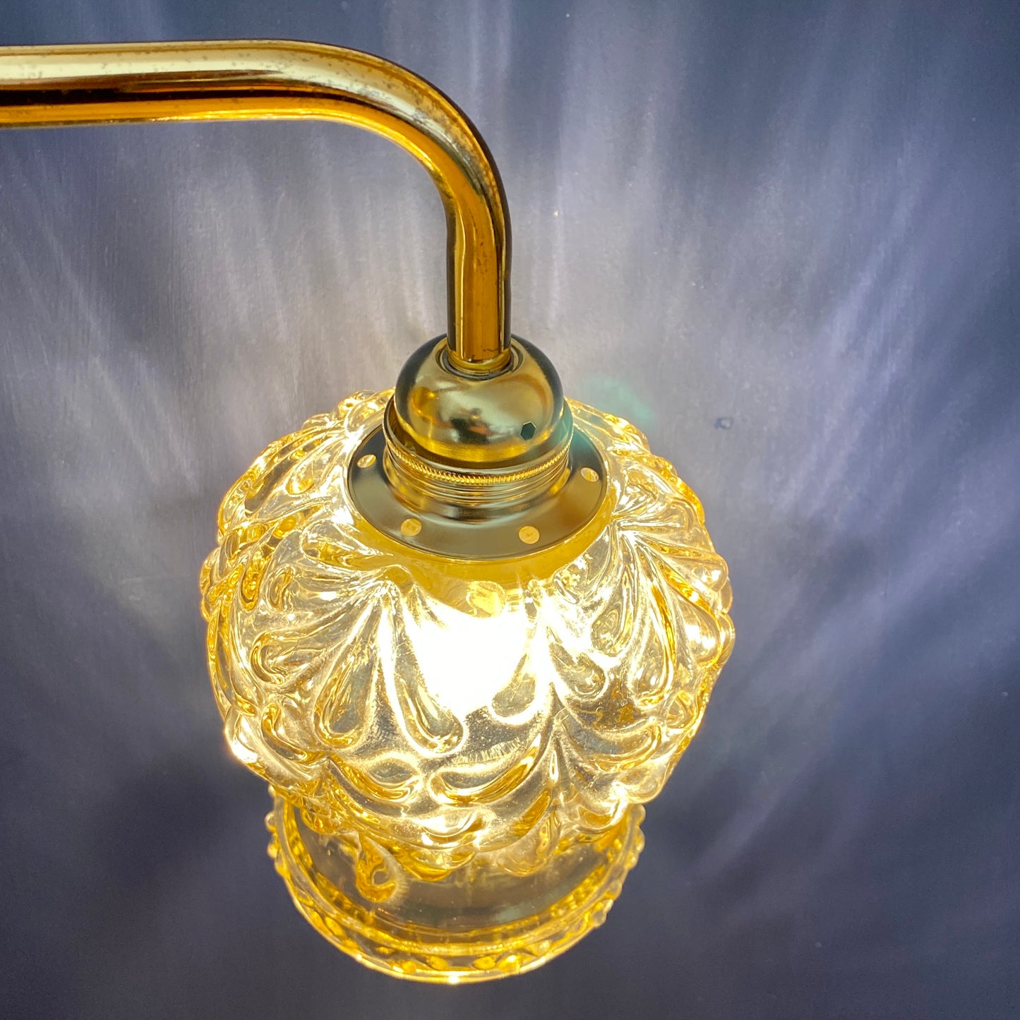 Applique murale globe vintage en verre moulé ambré