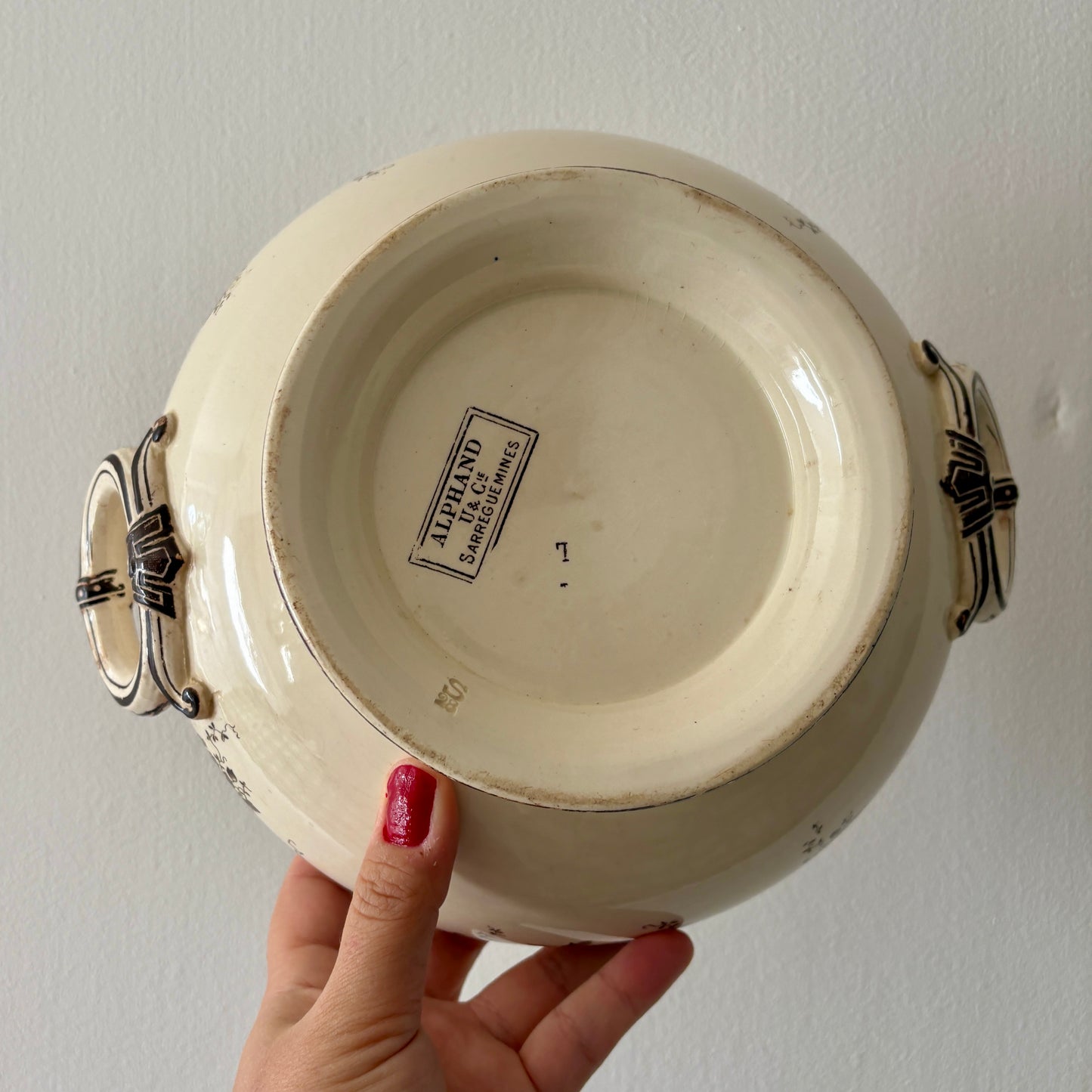 Soupière ancienne en terre de fer, modèle Aplhand de Sarreguemines