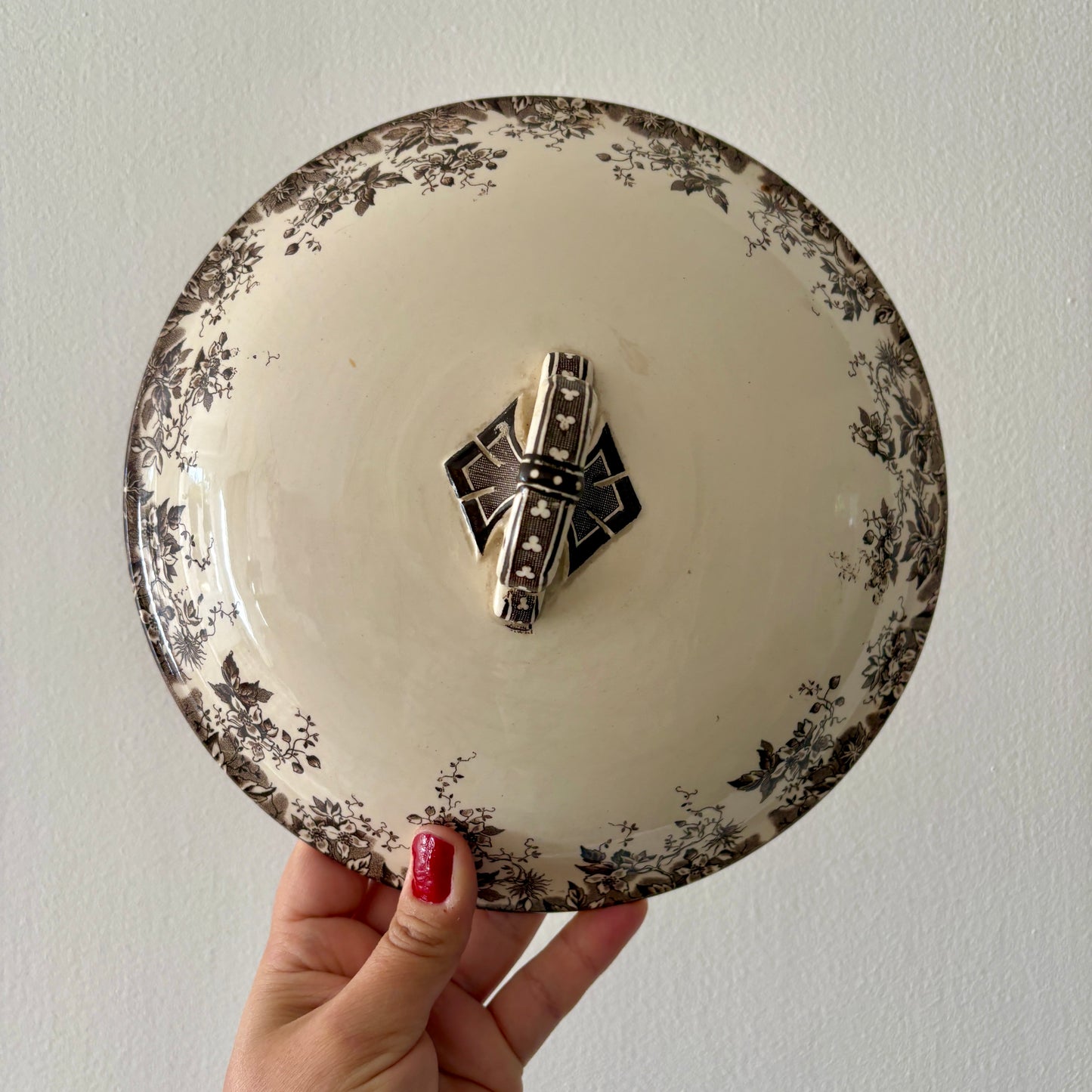 Soupière ancienne en terre de fer, modèle Aplhand de Sarreguemines