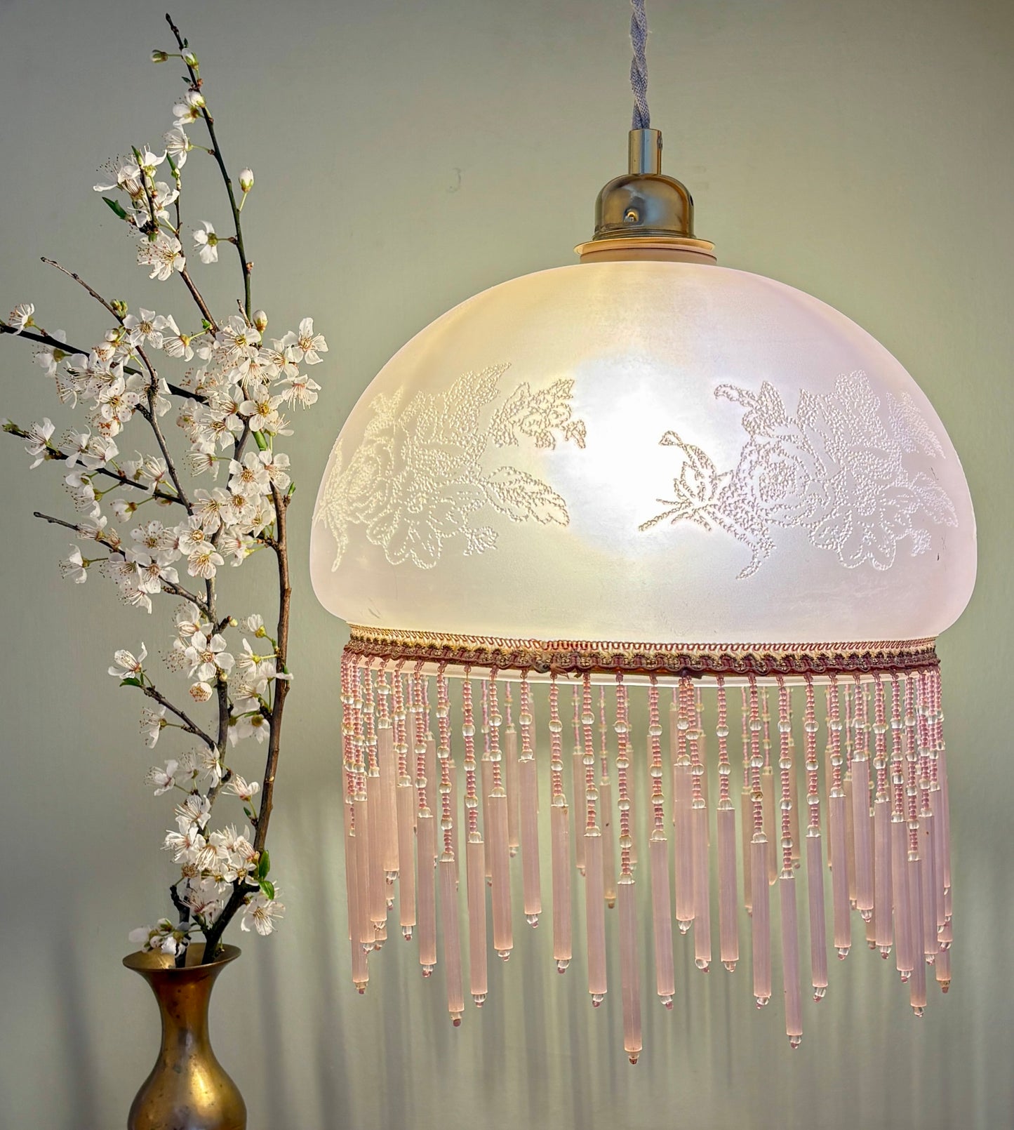Suspension globe vintage en verre rose et perles de rocaille