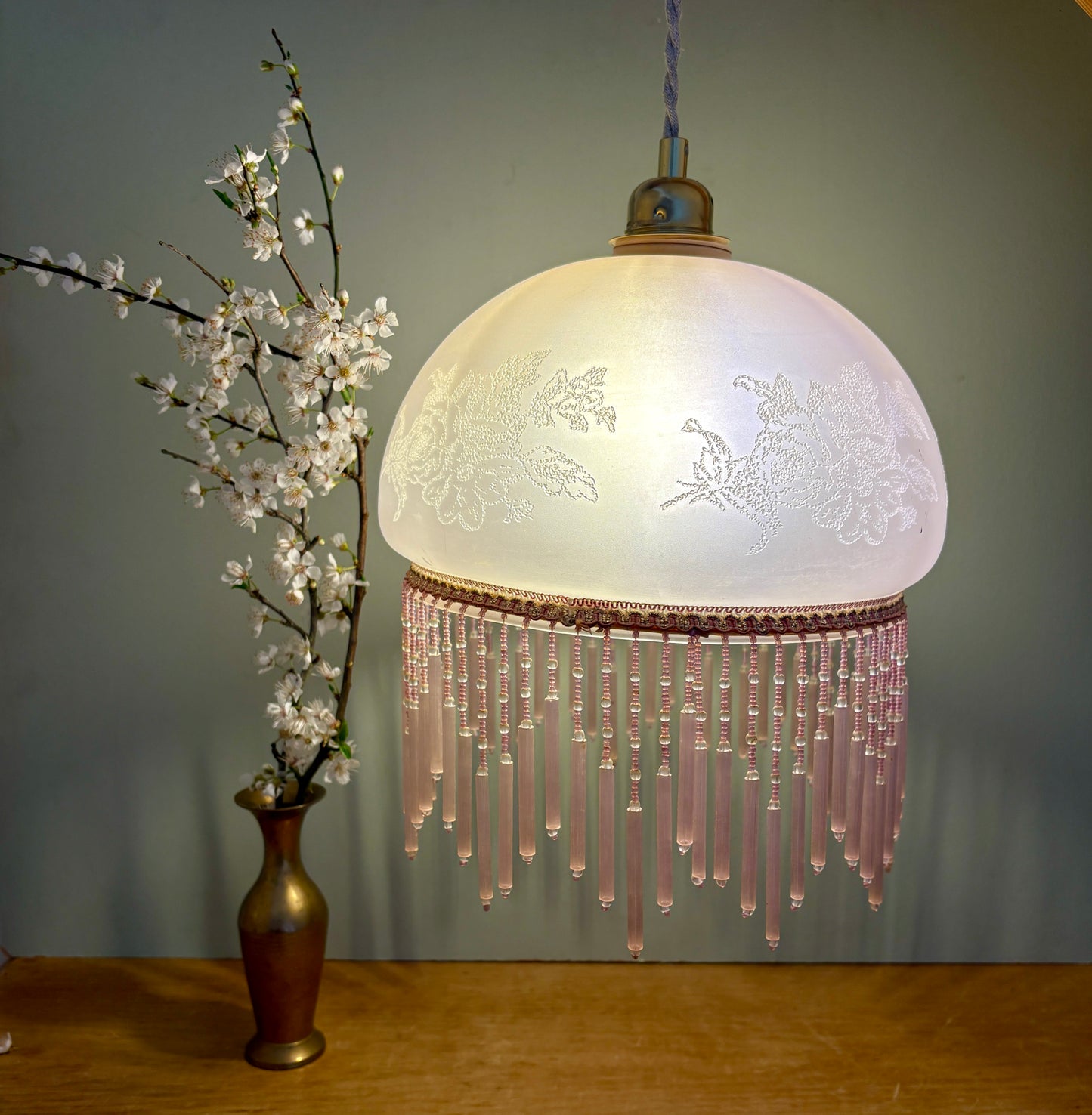 Suspension globe vintage en verre rose et perles de rocaille