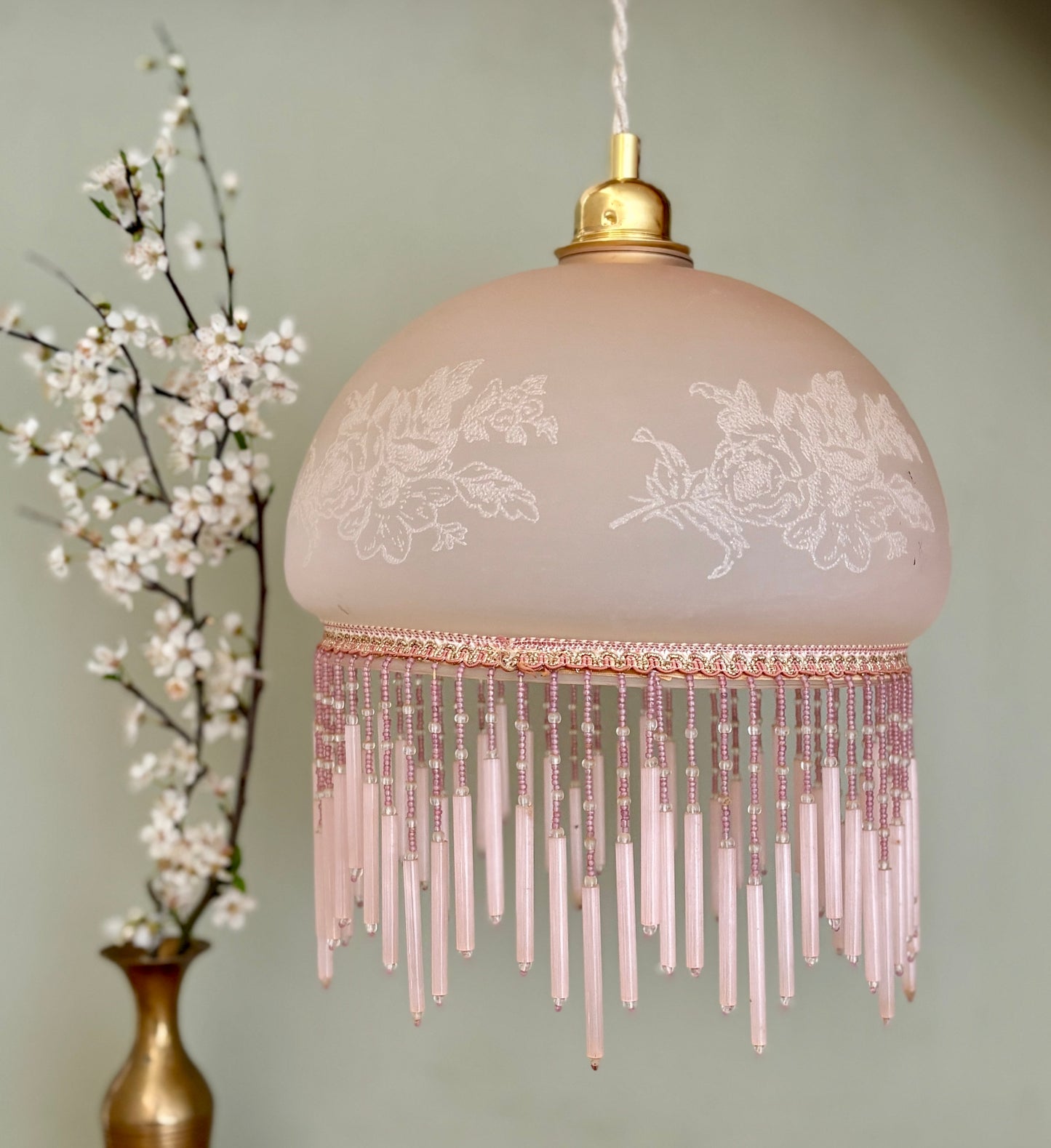 Suspension globe vintage en verre rose et perles de rocaille