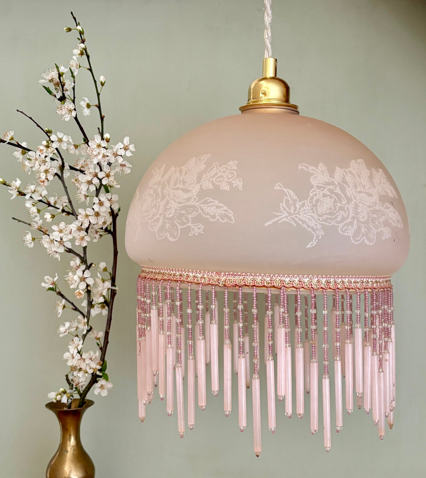 Suspension globe vintage en verre rose et perles de rocaille
