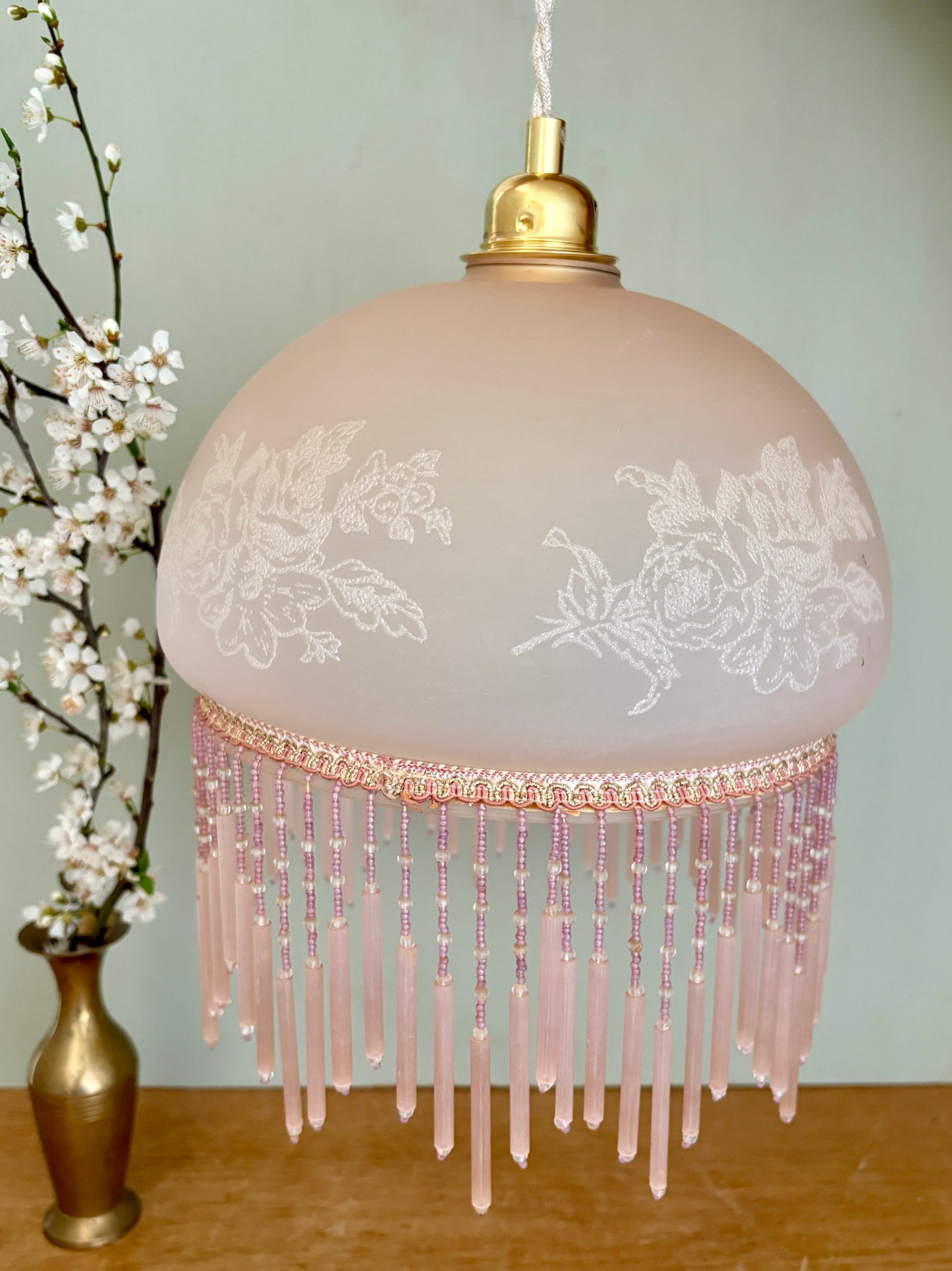Suspension globe vintage en verre rose et perles de rocaille