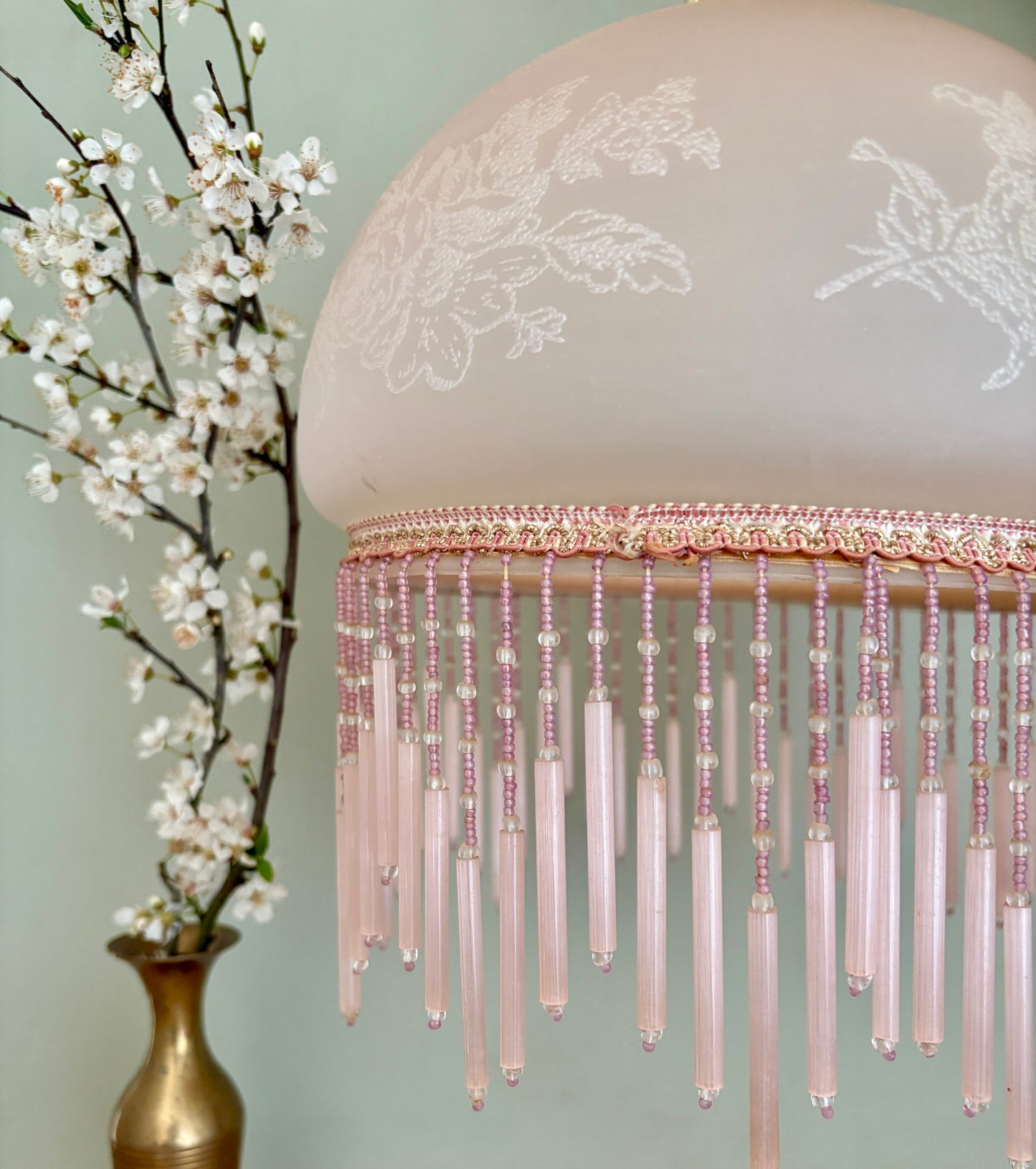 Suspension globe vintage en verre rose et perles de rocaille
