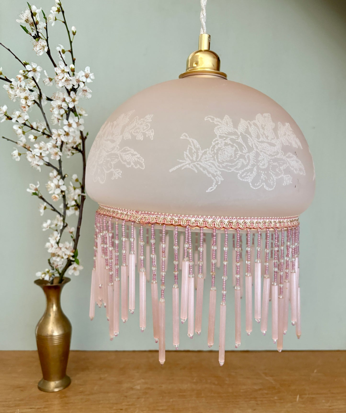 Suspension globe vintage en verre rose et perles de rocaille