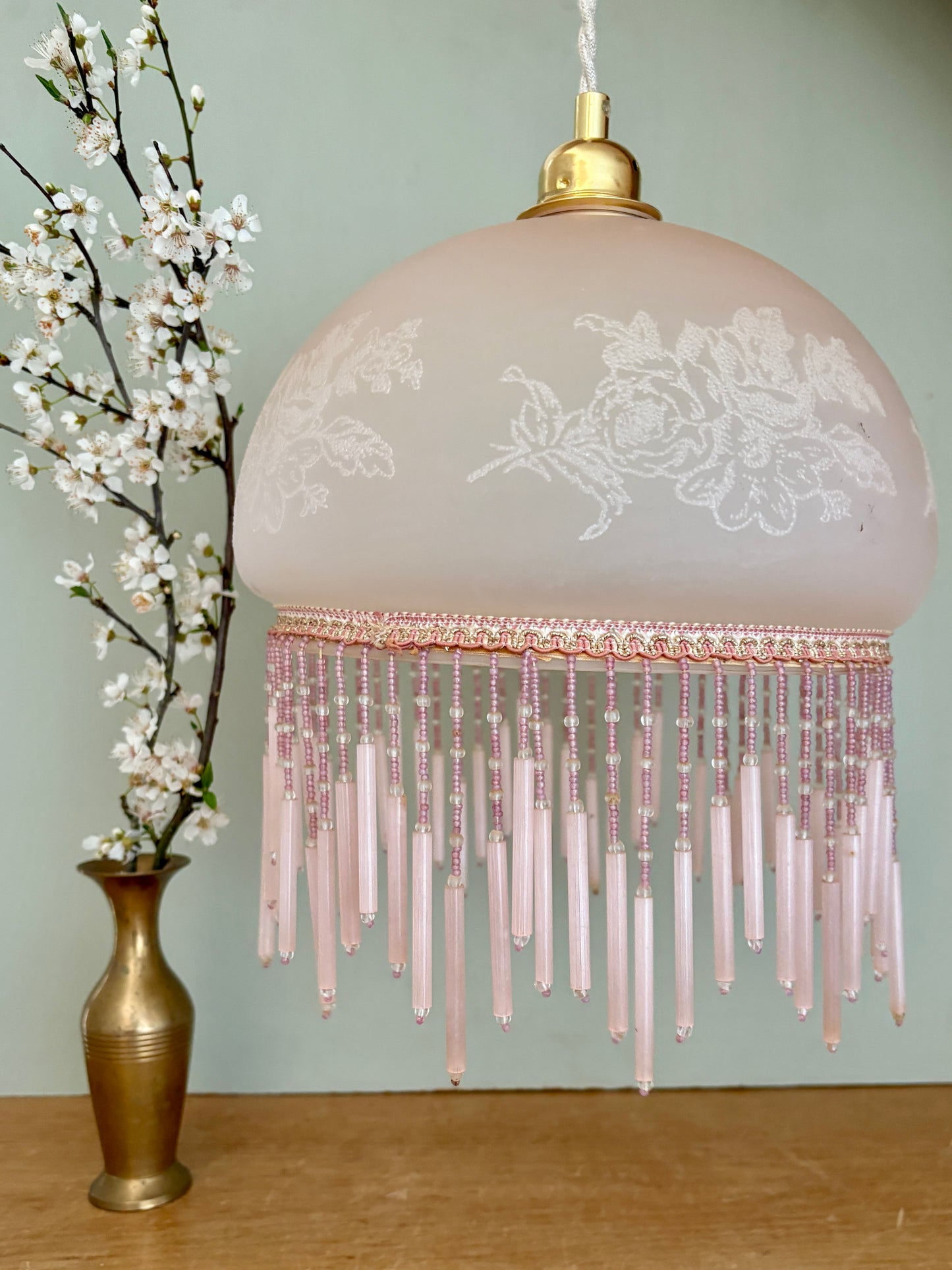 Suspension globe vintage en verre rose et perles de rocaille