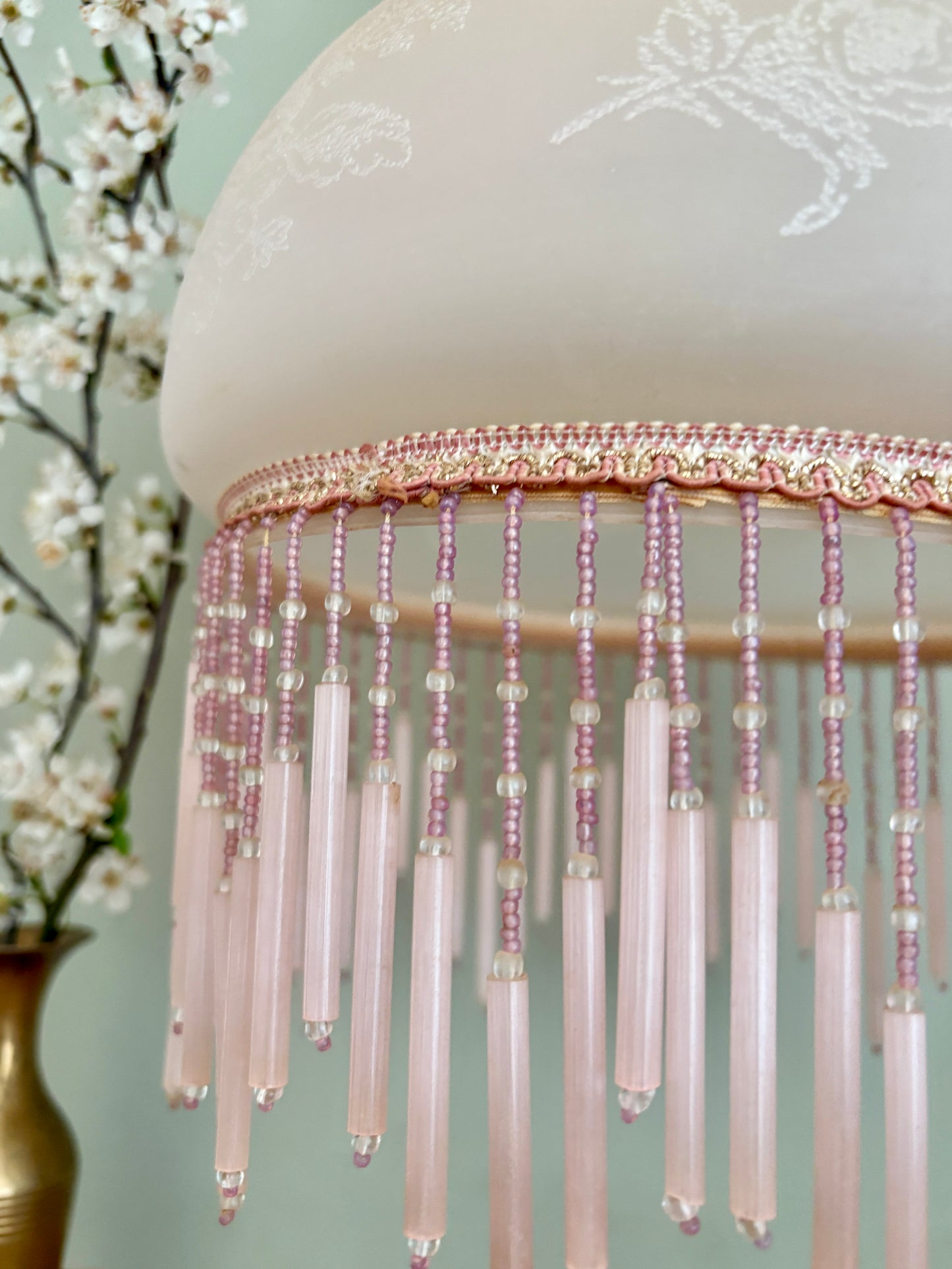 Suspension globe vintage en verre rose et perles de rocaille