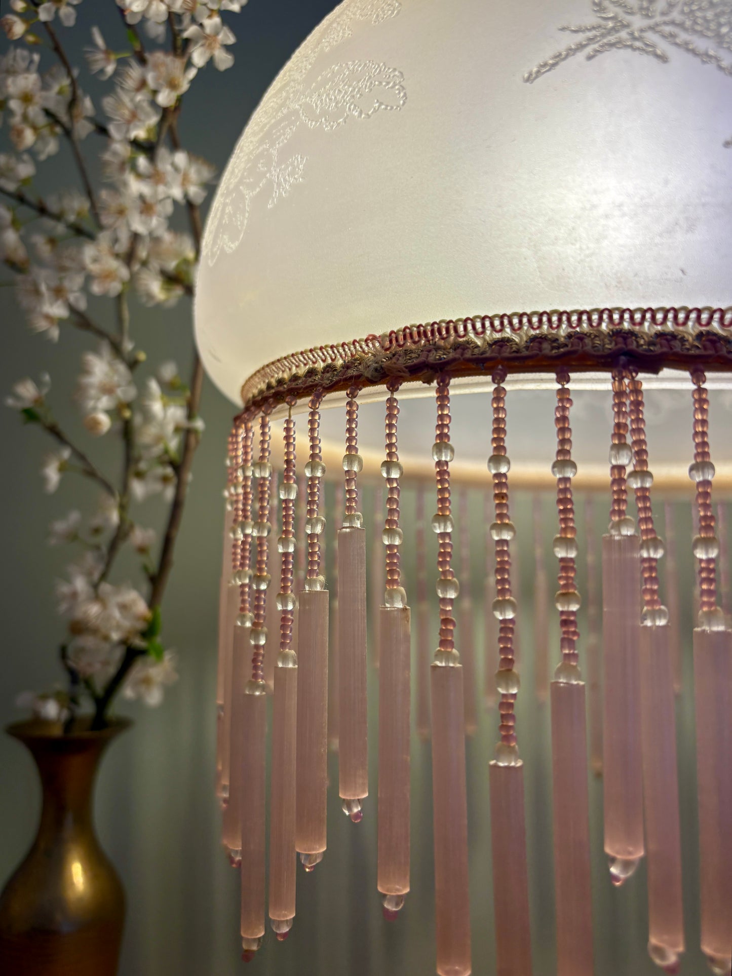 Suspension globe vintage en verre rose et perles de rocaille