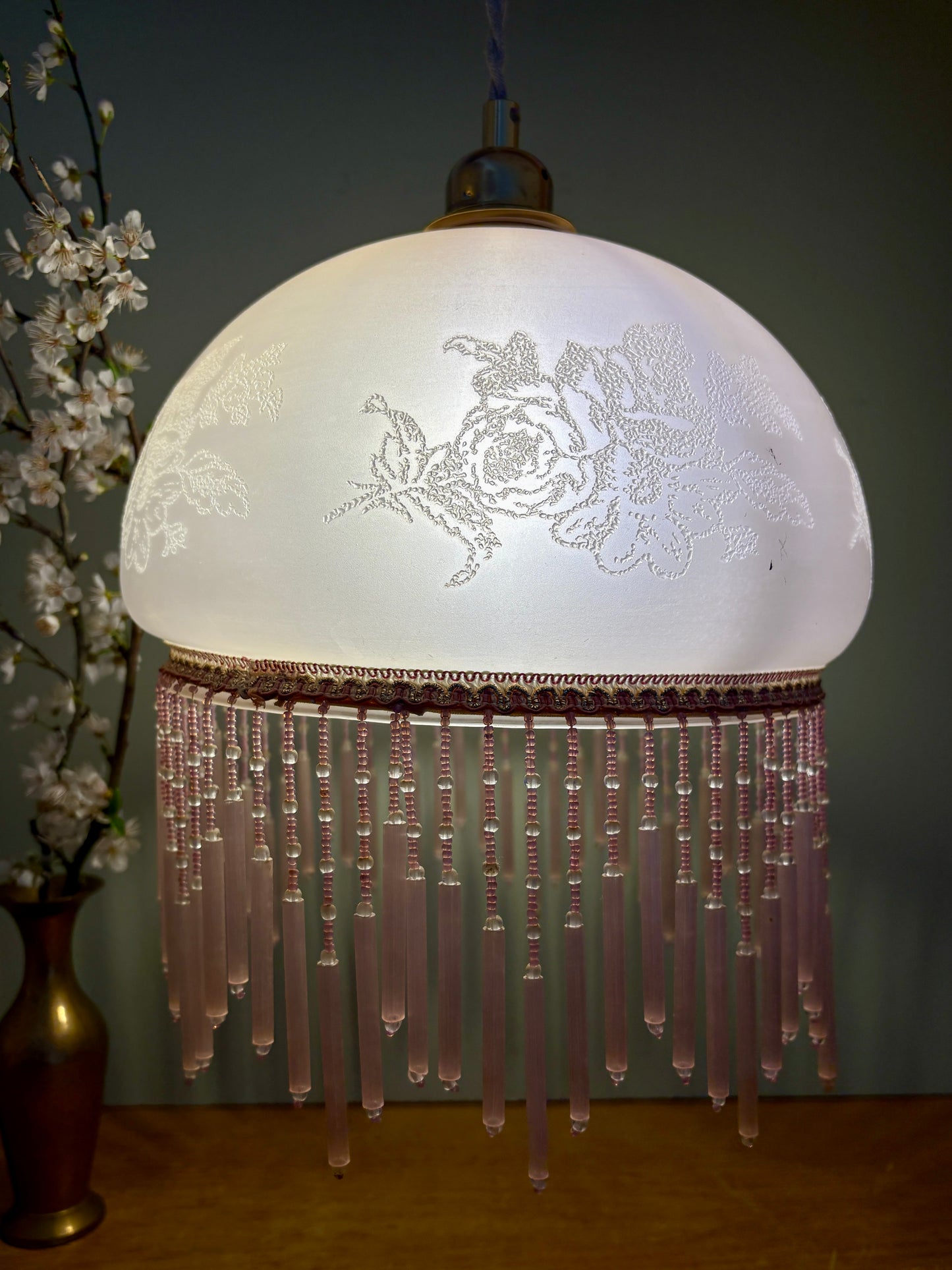 Suspension globe vintage en verre rose et perles de rocaille