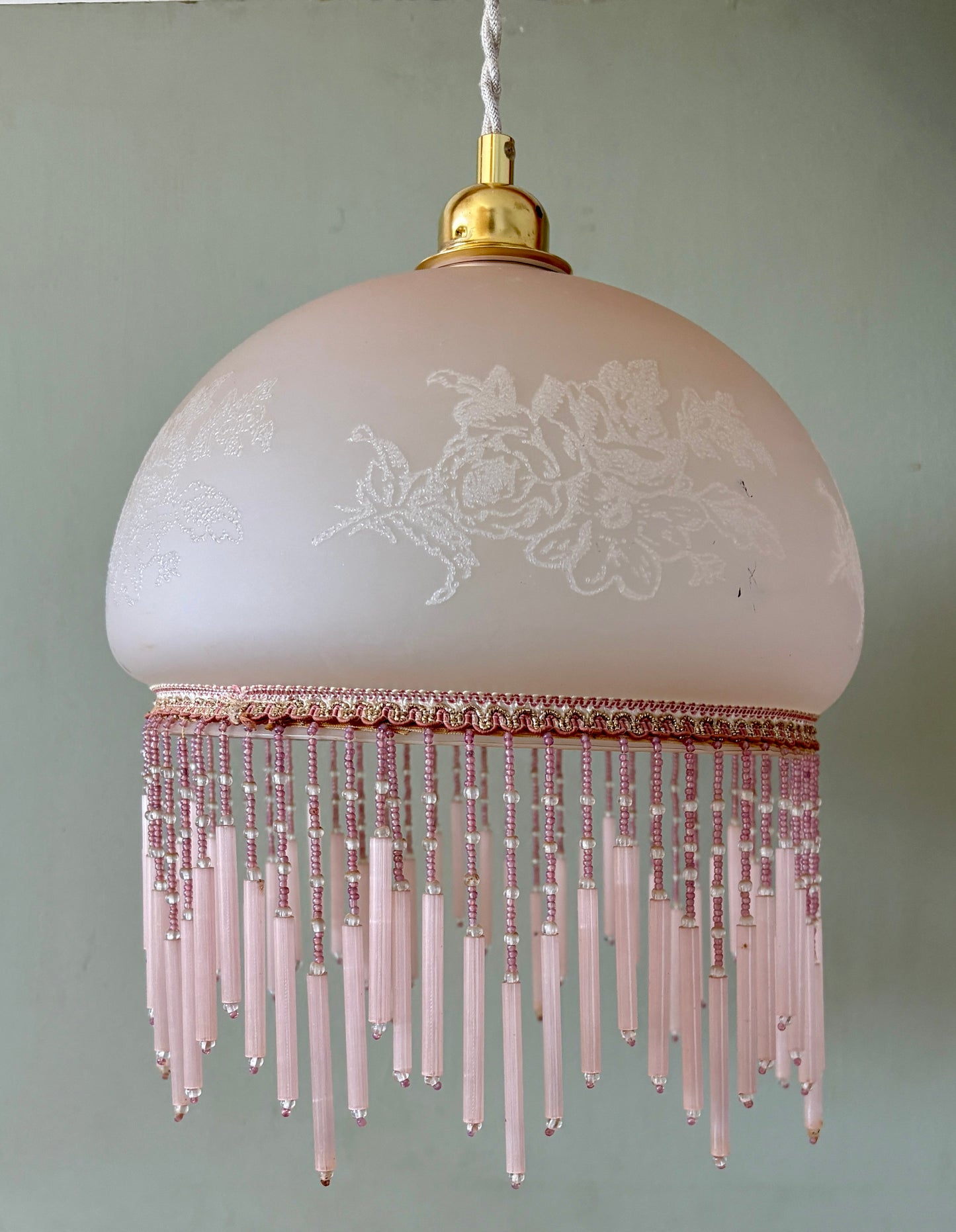 Suspension globe vintage en verre rose et perles de rocaille