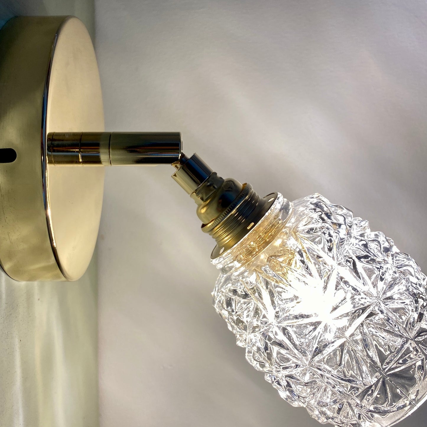 Applique tulipe vintage en verre moulé