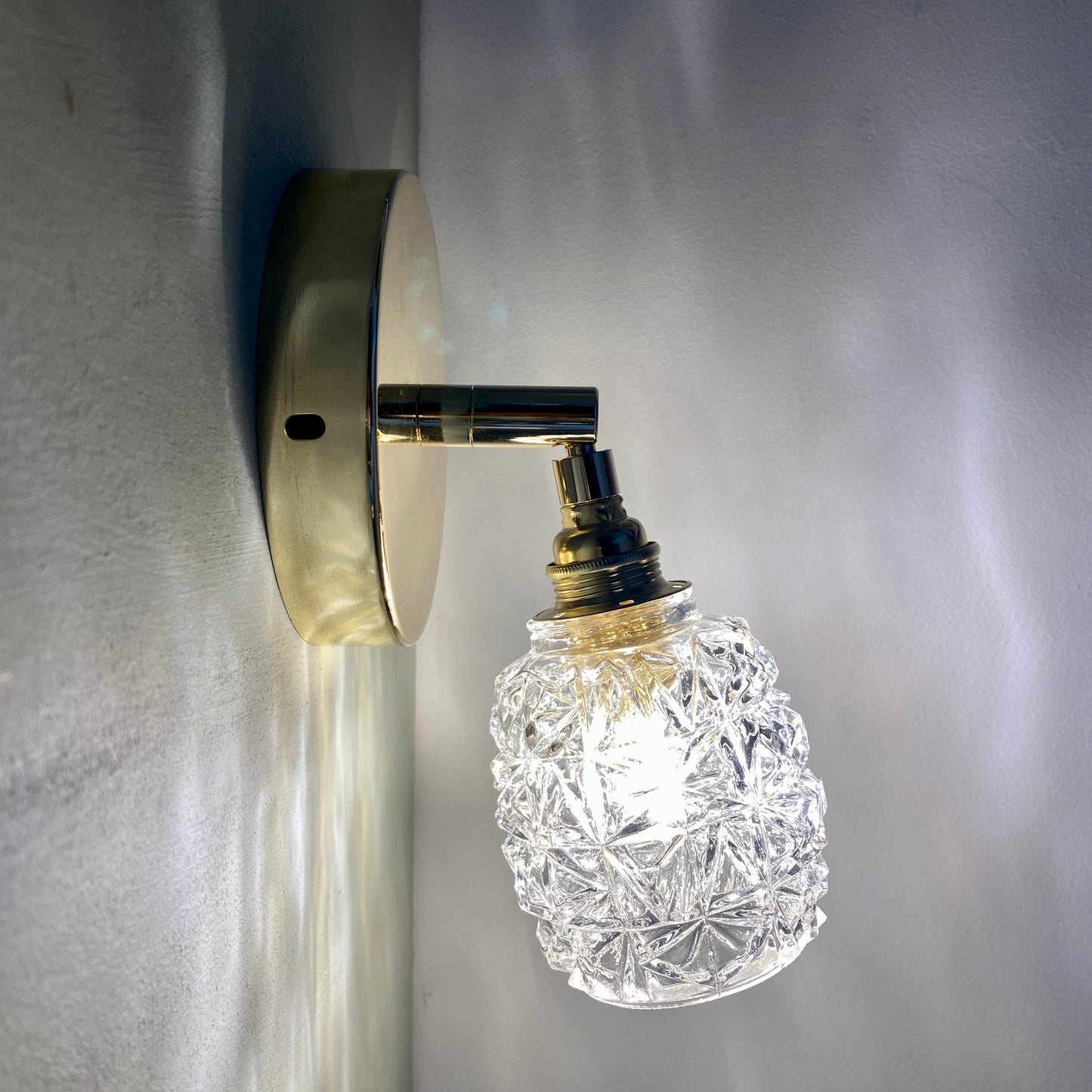 Applique tulipe vintage en verre moulé