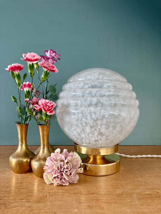 Lampe à poser globe vintage art déco en verre de Clichy blanc