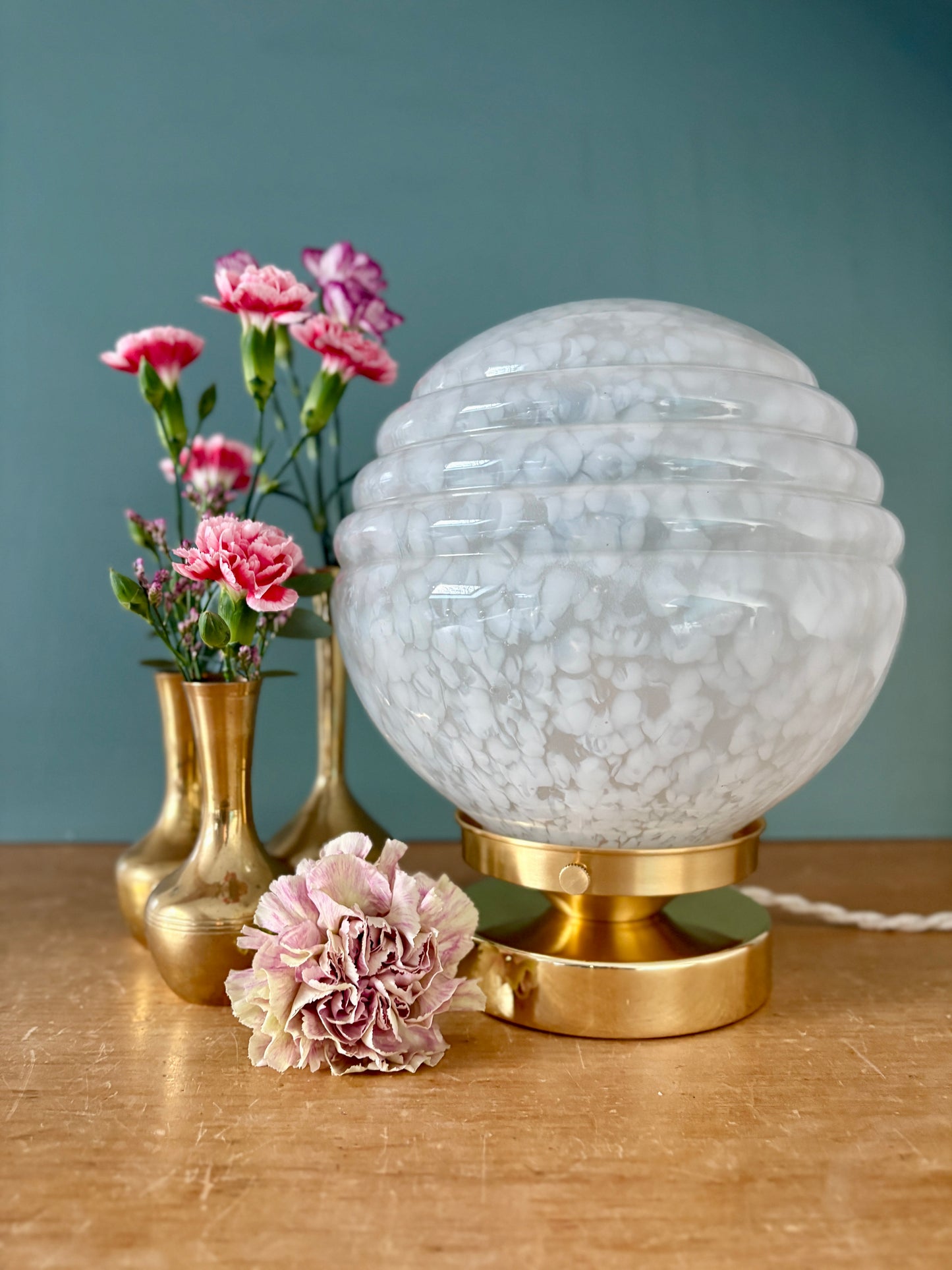 Lampe à poser globe vintage art déco en verre de Clichy blanc
